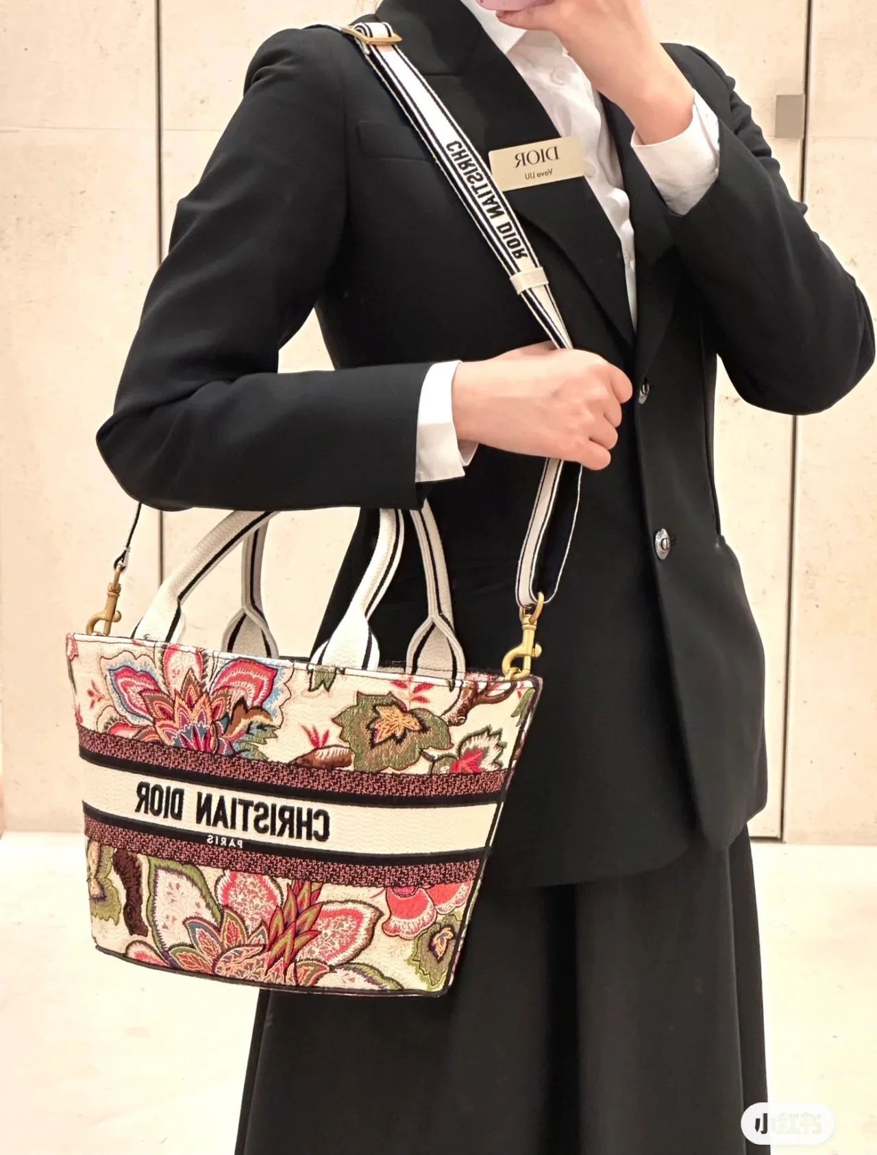 Весенняя коллекция Dior 2024 — Сумка-корзинка с вышивкой по узору Альберто делла Вита