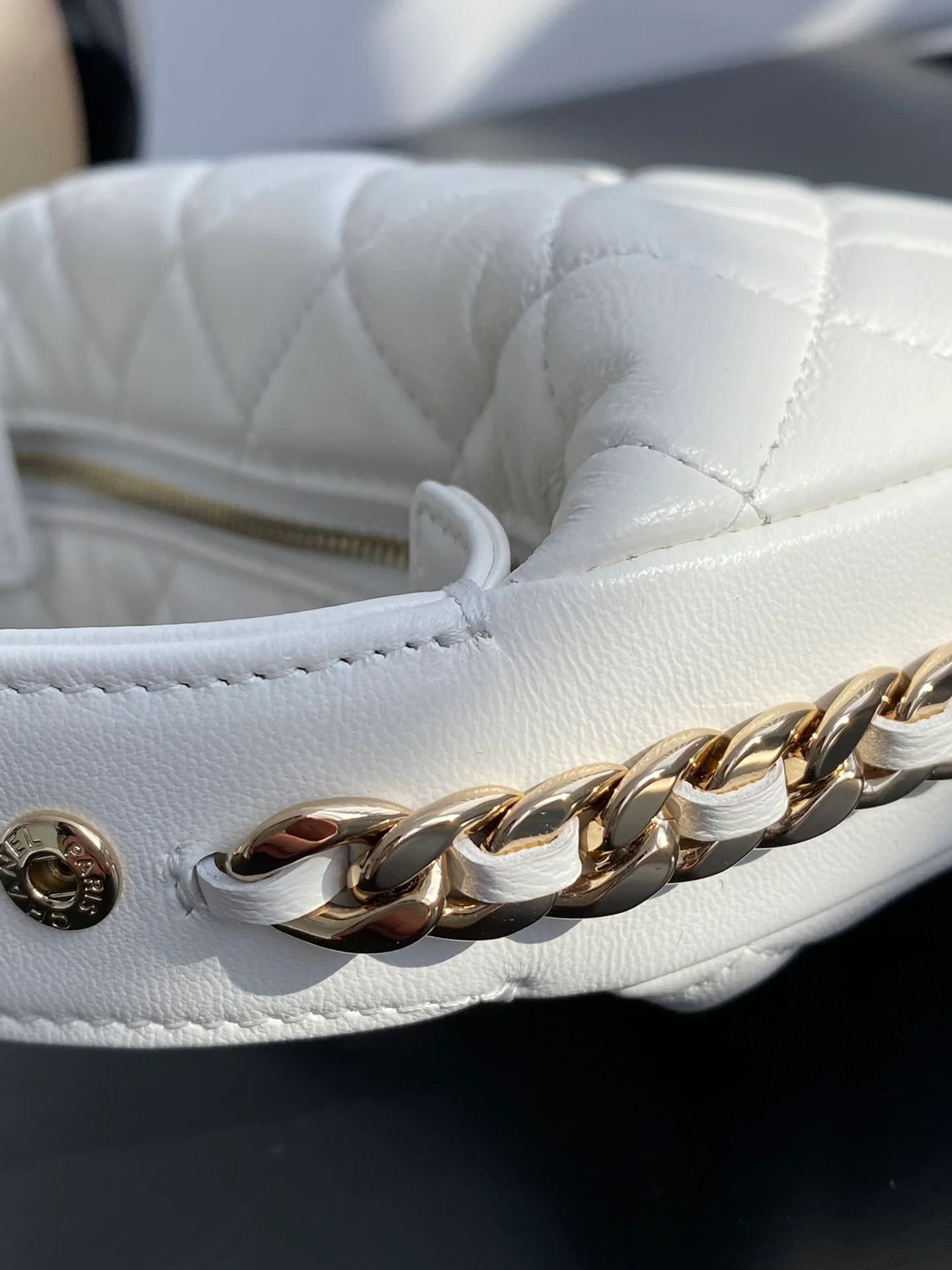 Коллекция Chanel ?Ранняя весна 2023? — клатч с обручем — белый.