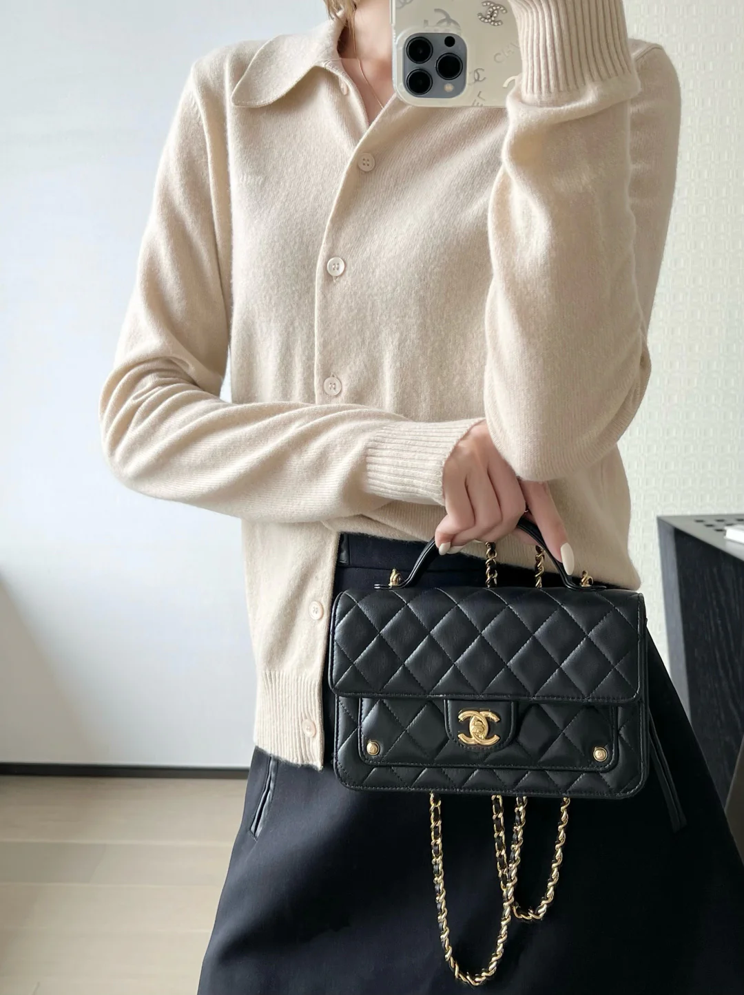 Chanel - Сумка-мессенджер с заклепками - Черная с золотой фурнитурой