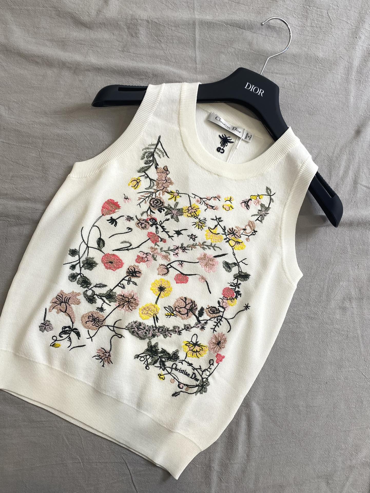 Dior - 2403-24 Ранняя весна. Новая цветочная коллекция. Вязаный жилет с обильной вышивкой в ??виде цветов - белый.