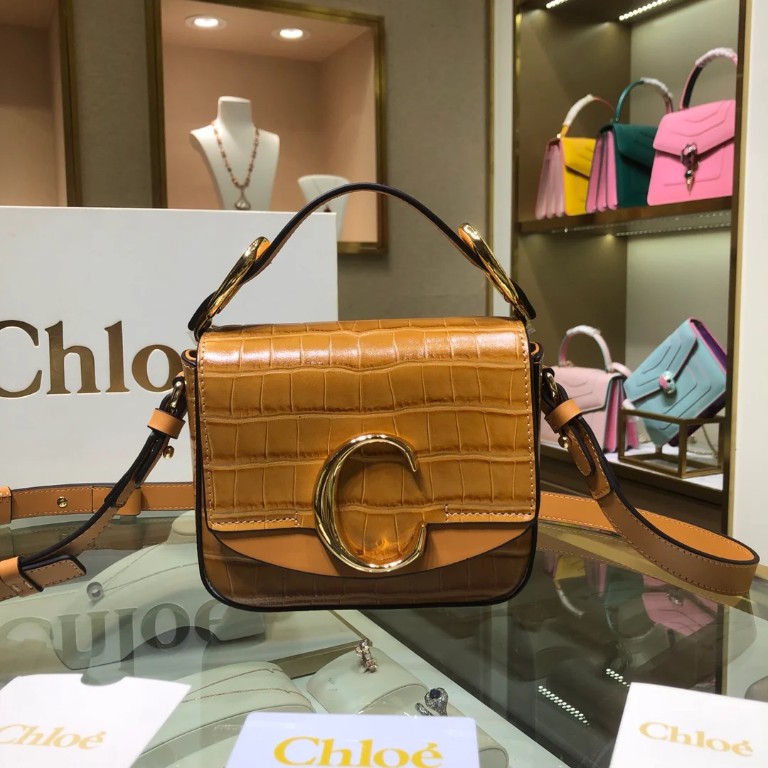 Сумка Chloe C-bag с тиснением под крокодиловую кожу, светло-коричневого цвета.
