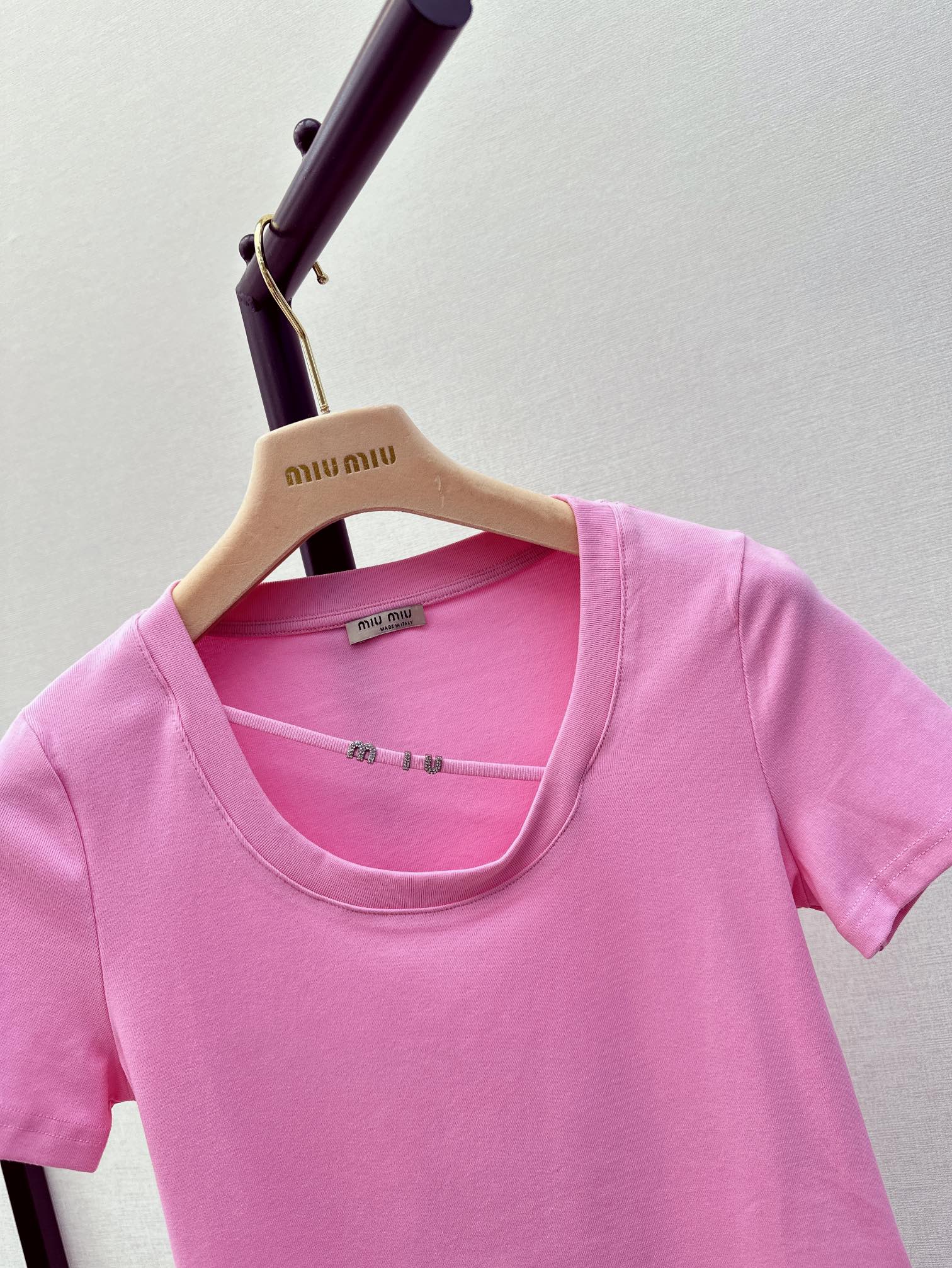 Miu Miu-2404 - Новинка весны/лета: футболка облегающего кроя с U-образным вырезом, розовая.