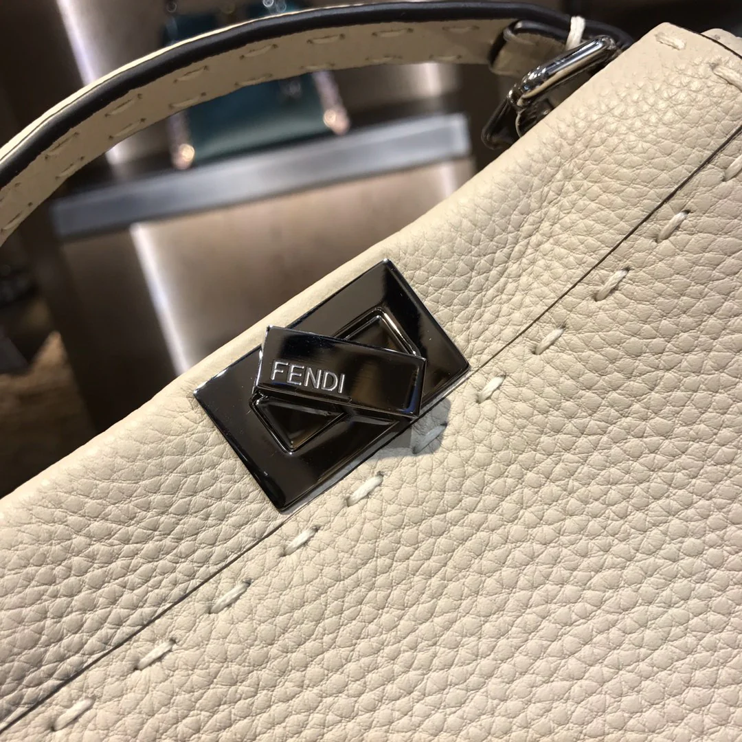 Мини-сумочка Fendi Peekaboo из белой кожи