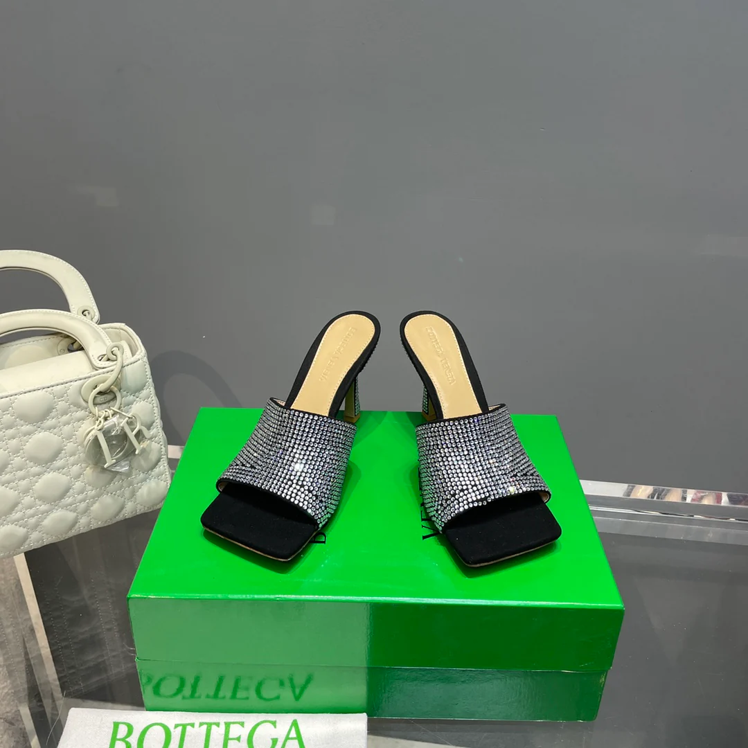 Босоножки на высоком каблуке из коллекции BV-2022, представленной на подиуме.