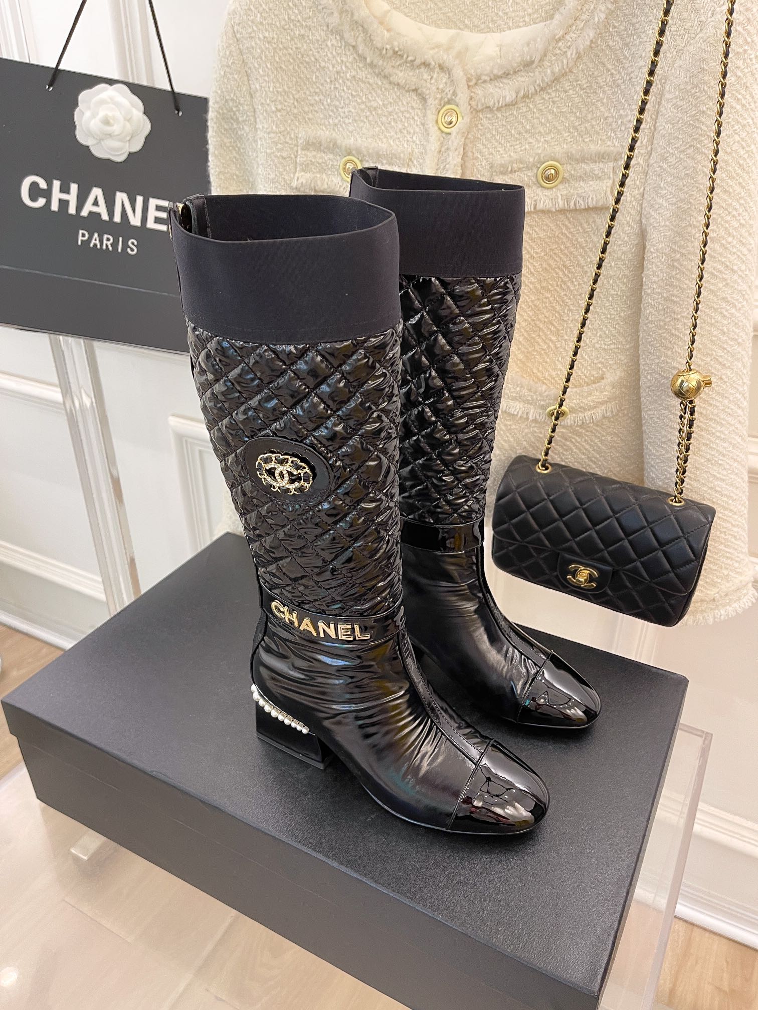 Новинка сезона осень/зима 2022 от Chanel — клетчатые высокие сапоги.