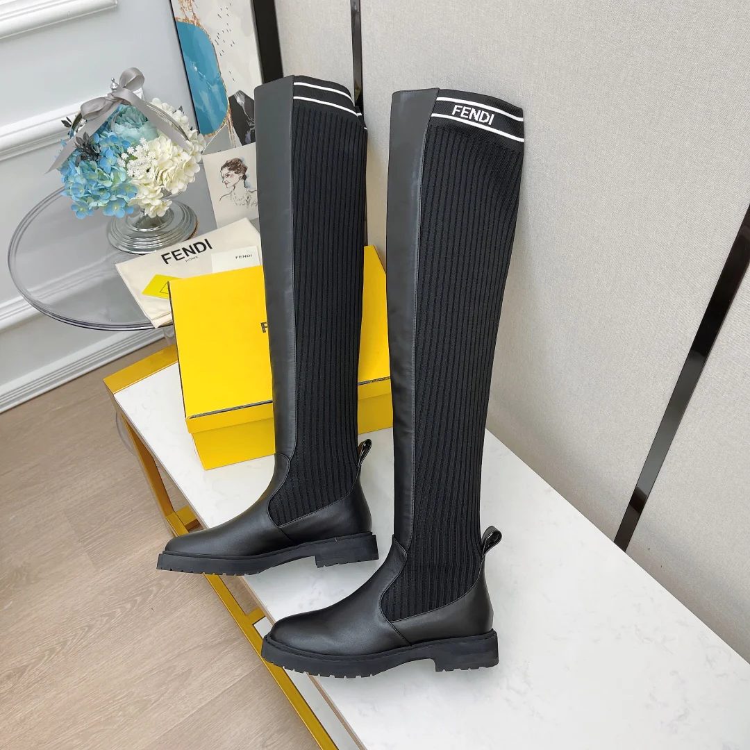 Новинки сезона осень/зима 2022 от Fendi - Ботинки Dr. Martens - Высокие сапоги