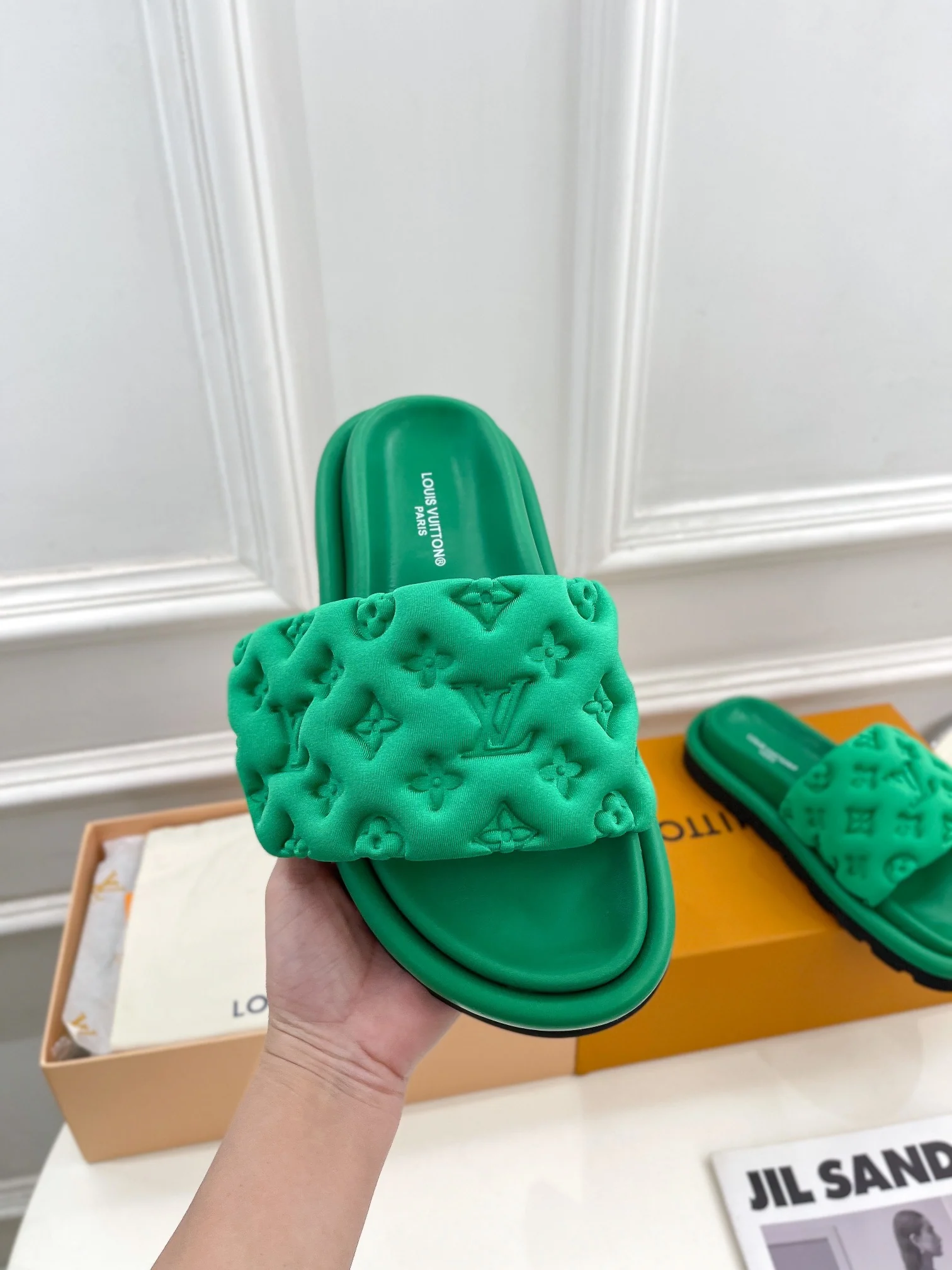 Новинка сезона весна/лето 2023 от LV - Тисненые тапочки - Зеленые