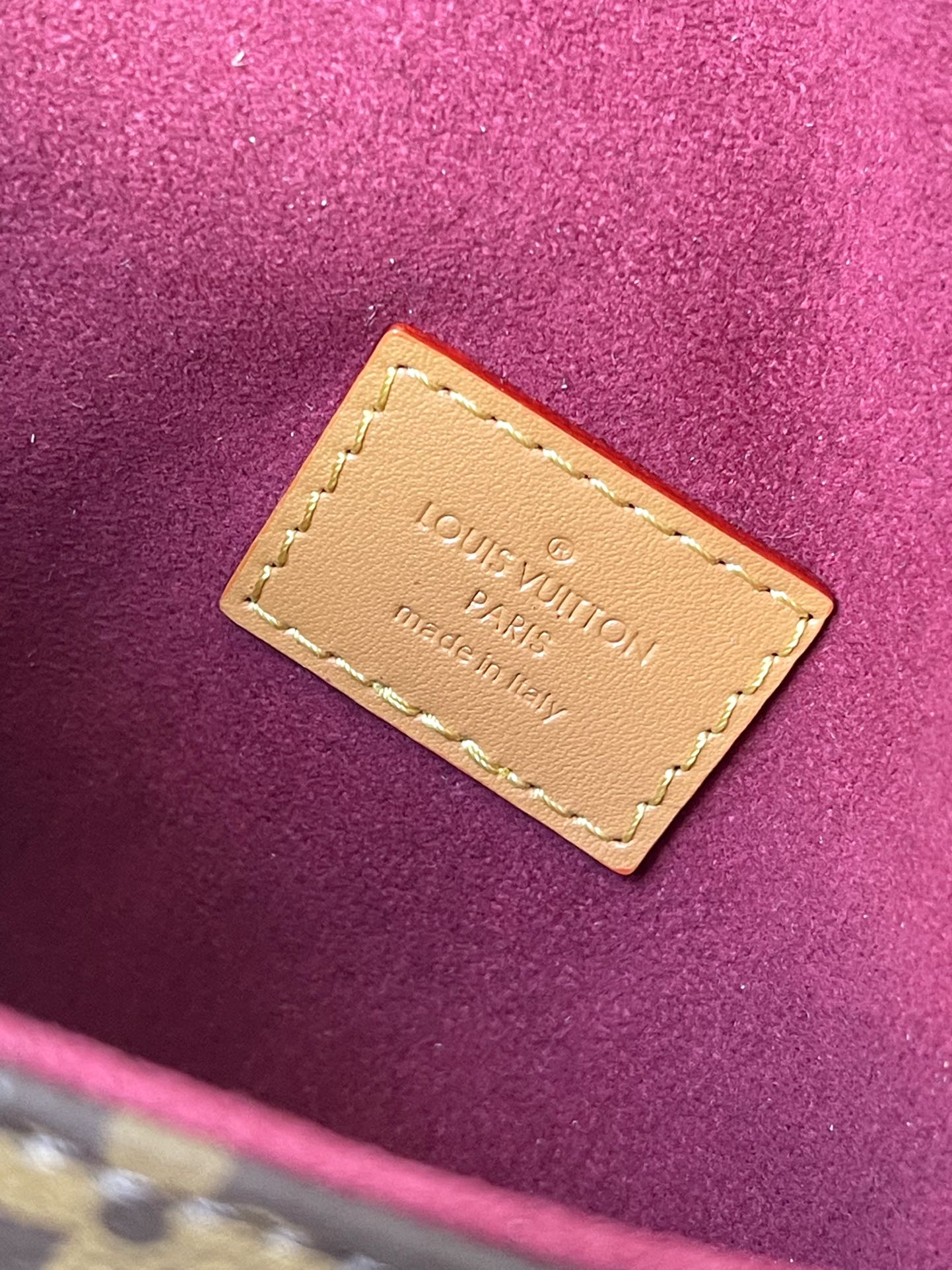 m46643-LV-Classic Shield Bag-Small