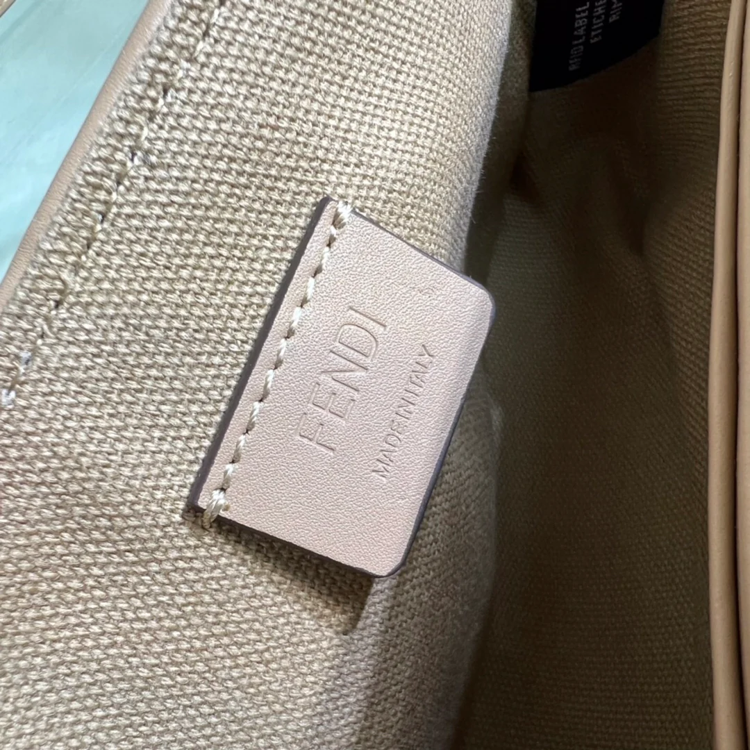 Сумка-багет Fendi Baguette — маленькая сумка-багет с радужной вышивкой.