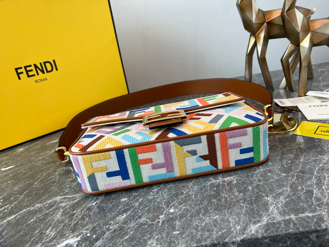 Сумка-багет Fendi — бежевая льняная с красочной вышивкой.