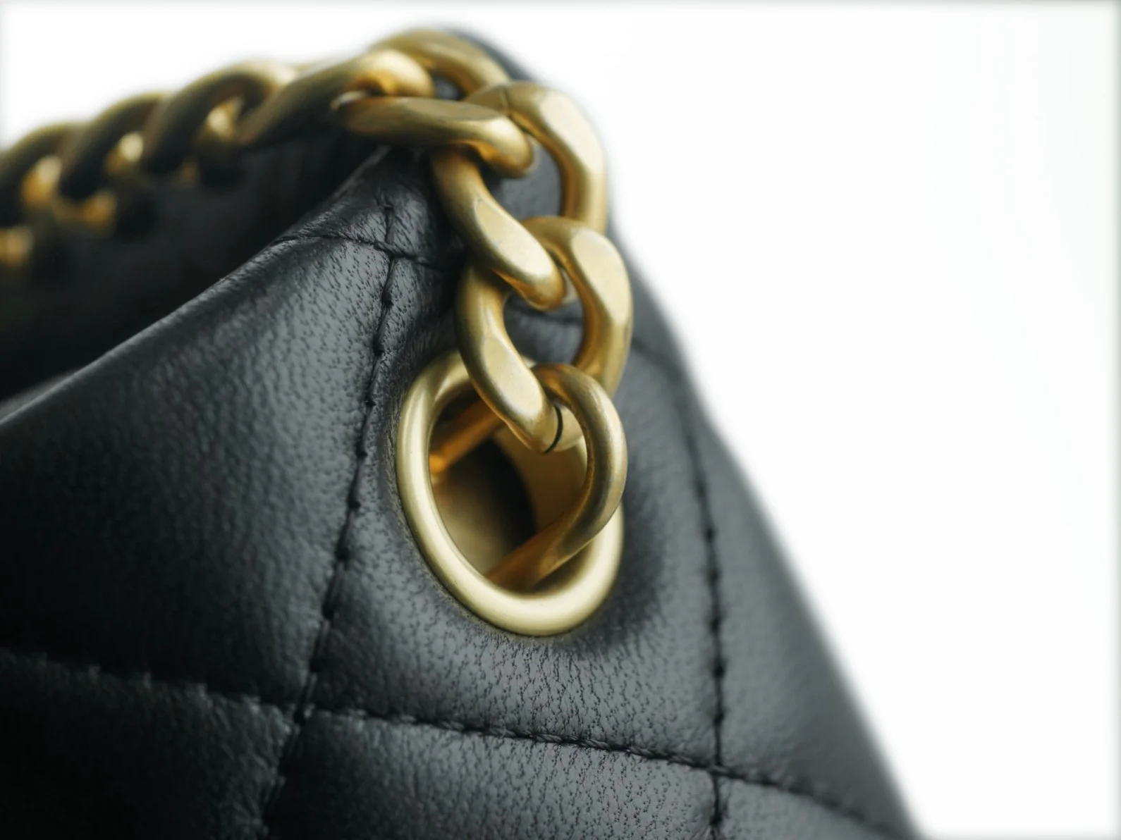 Пряжка Chanel 23 в стиле ?Камелия? — черная.