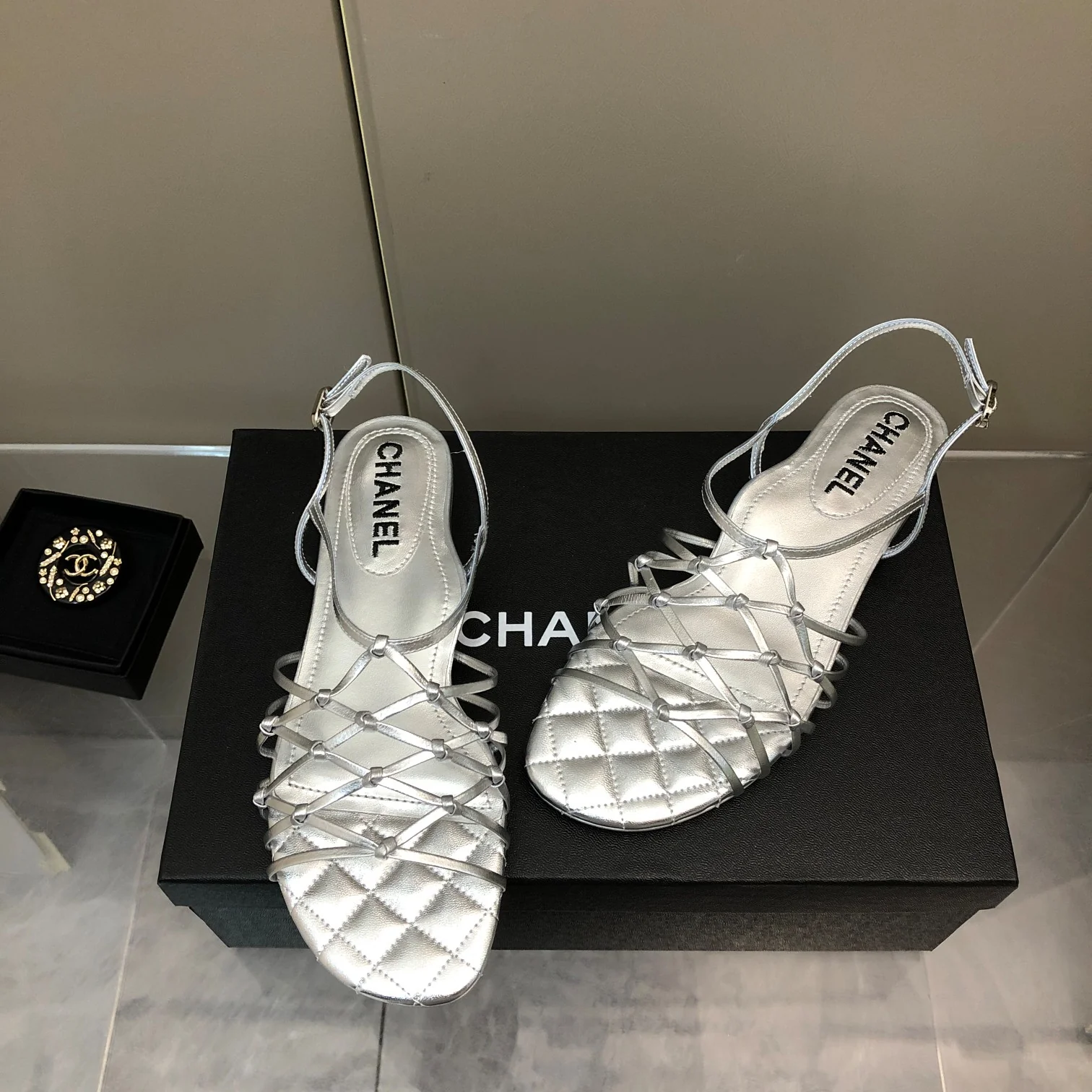 Сандалии Chanel на плоской подошве - 1