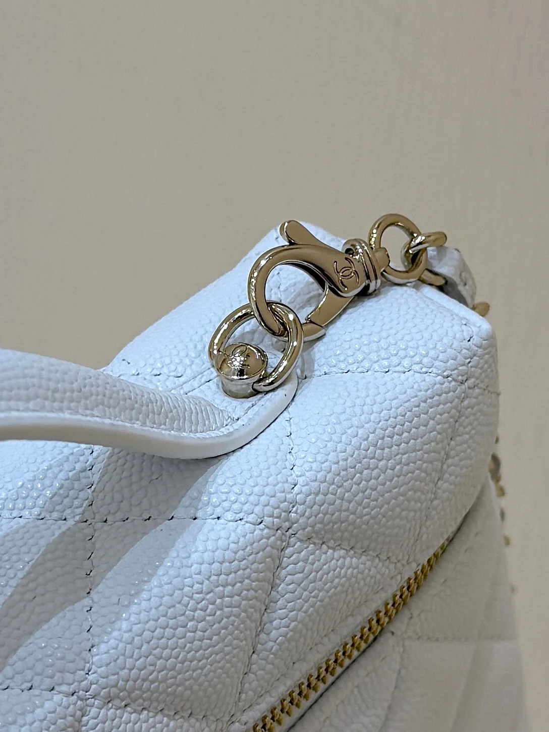 Сумка-ланчбокс Chanel 25p Limited Edition в форме сердца с бриллиантом — белая.