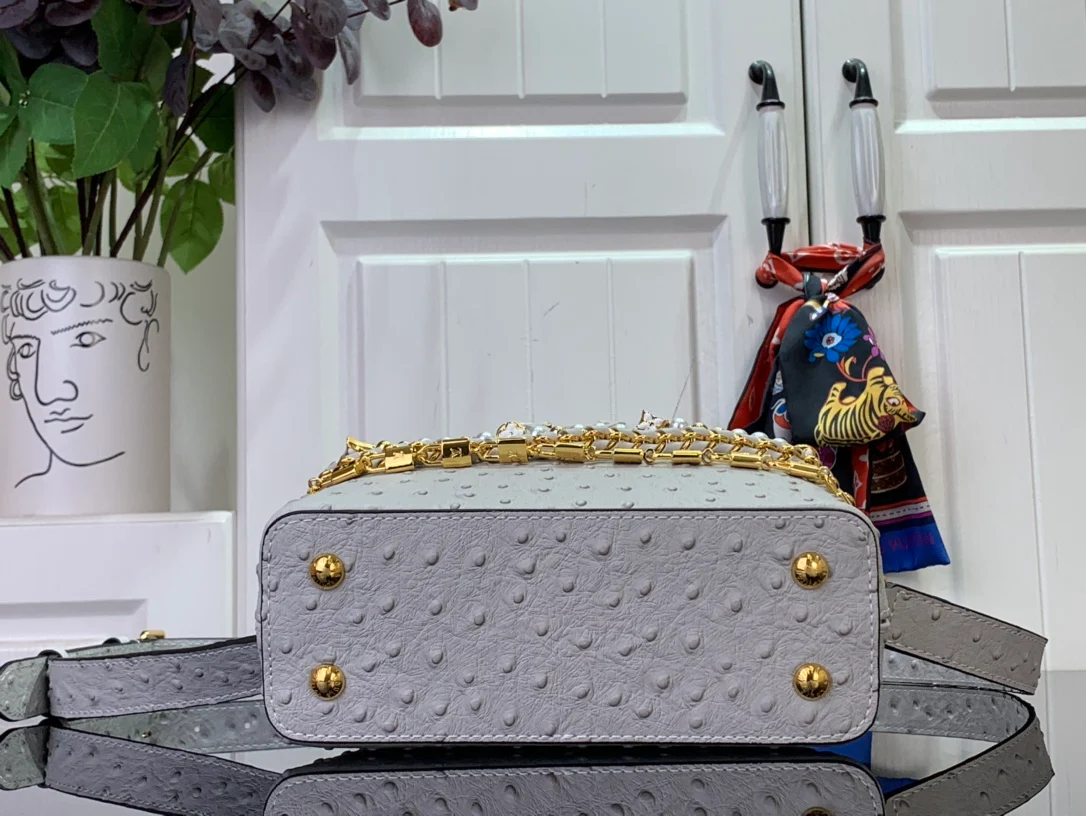 Миниатюрная кожаная сумочка LV Capucines с жемчужной цепочкой - серая.