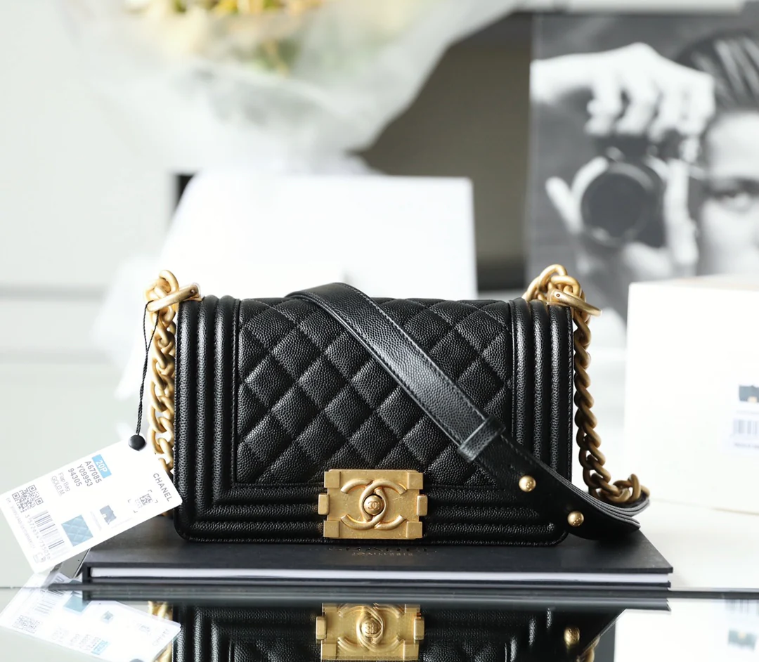 Chanel - ????? Маленькая черная с ромбовидным узором и золотой пряжкой