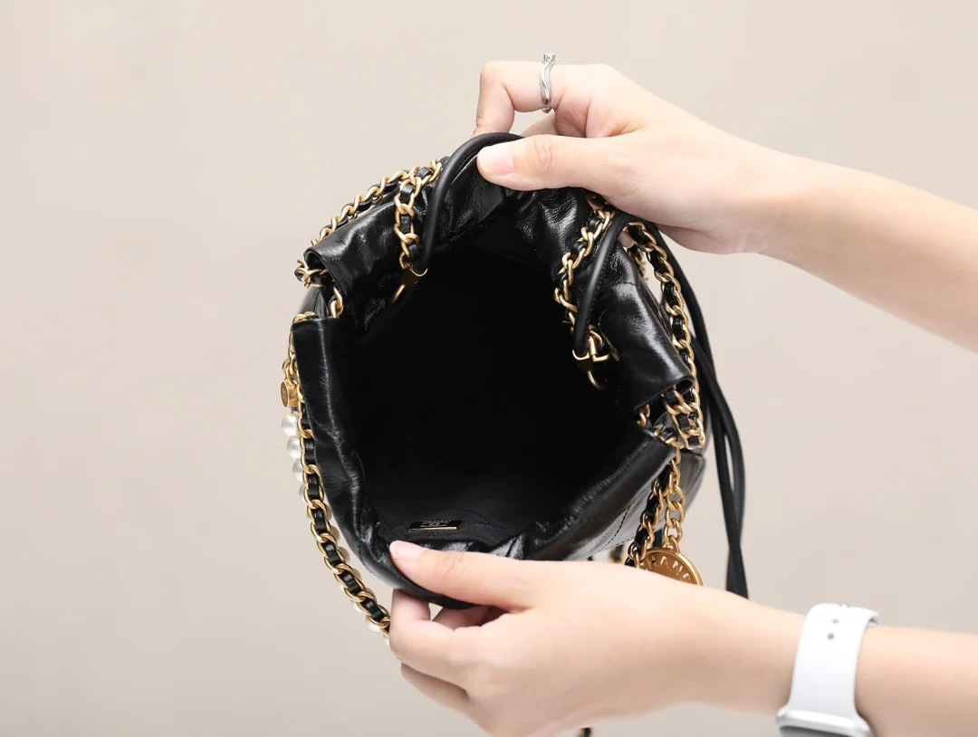 Новинка сезона весна/лето 2023 от Chanel - сумка 22 - мини - черный жемчуг - фото в действии