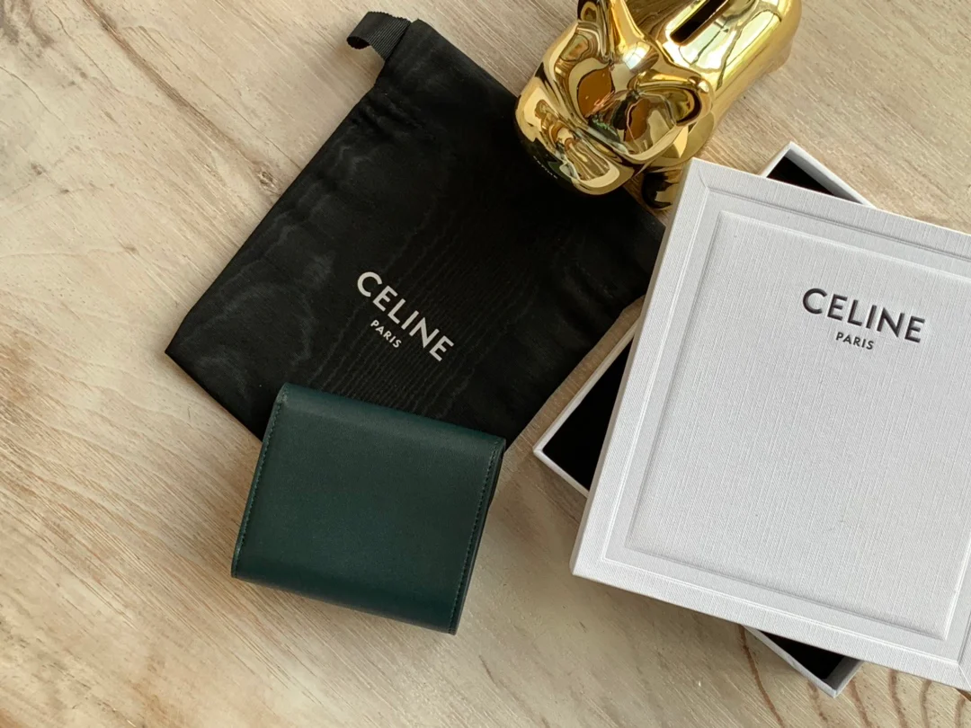 Celine TRIOMPHE 小号亮泽羊皮翻盖钱包-墨绿
