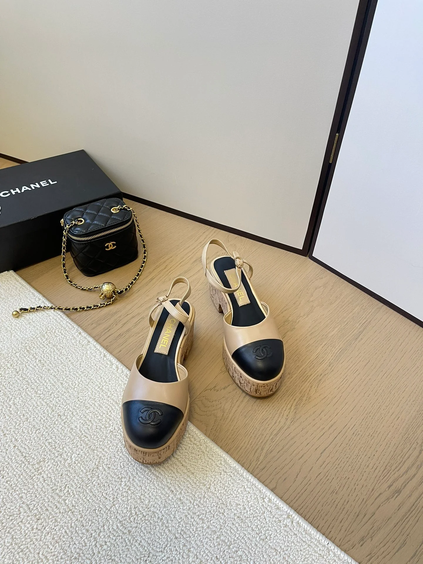 Туфли на платформе Chanel 2024 года — цвет ?Молочный чай?.