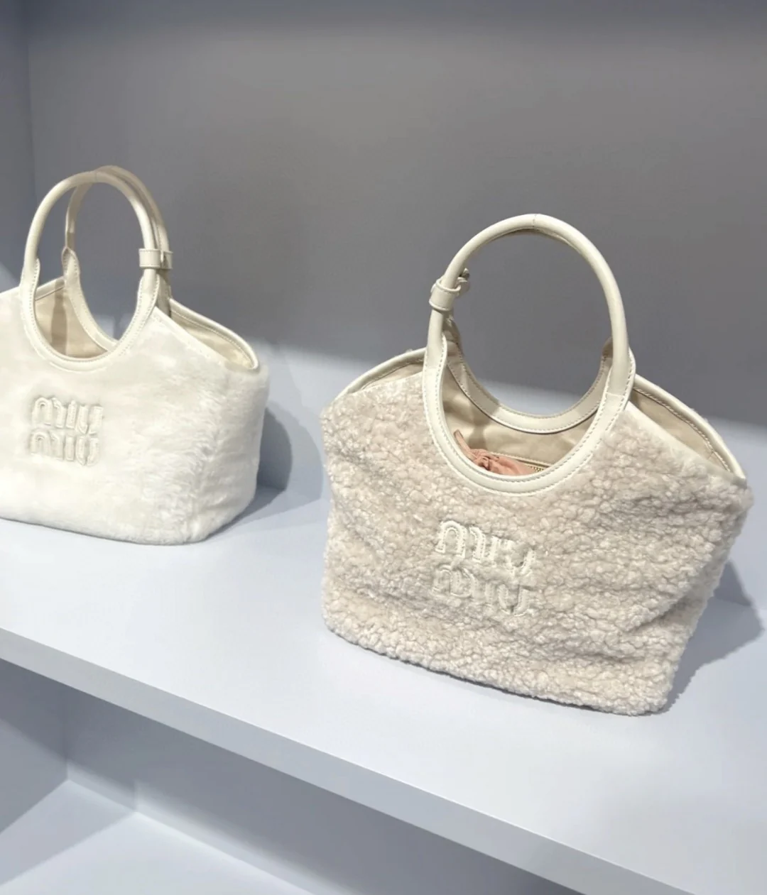 Сумка-тоут Miu Miu Ivy — на фото.