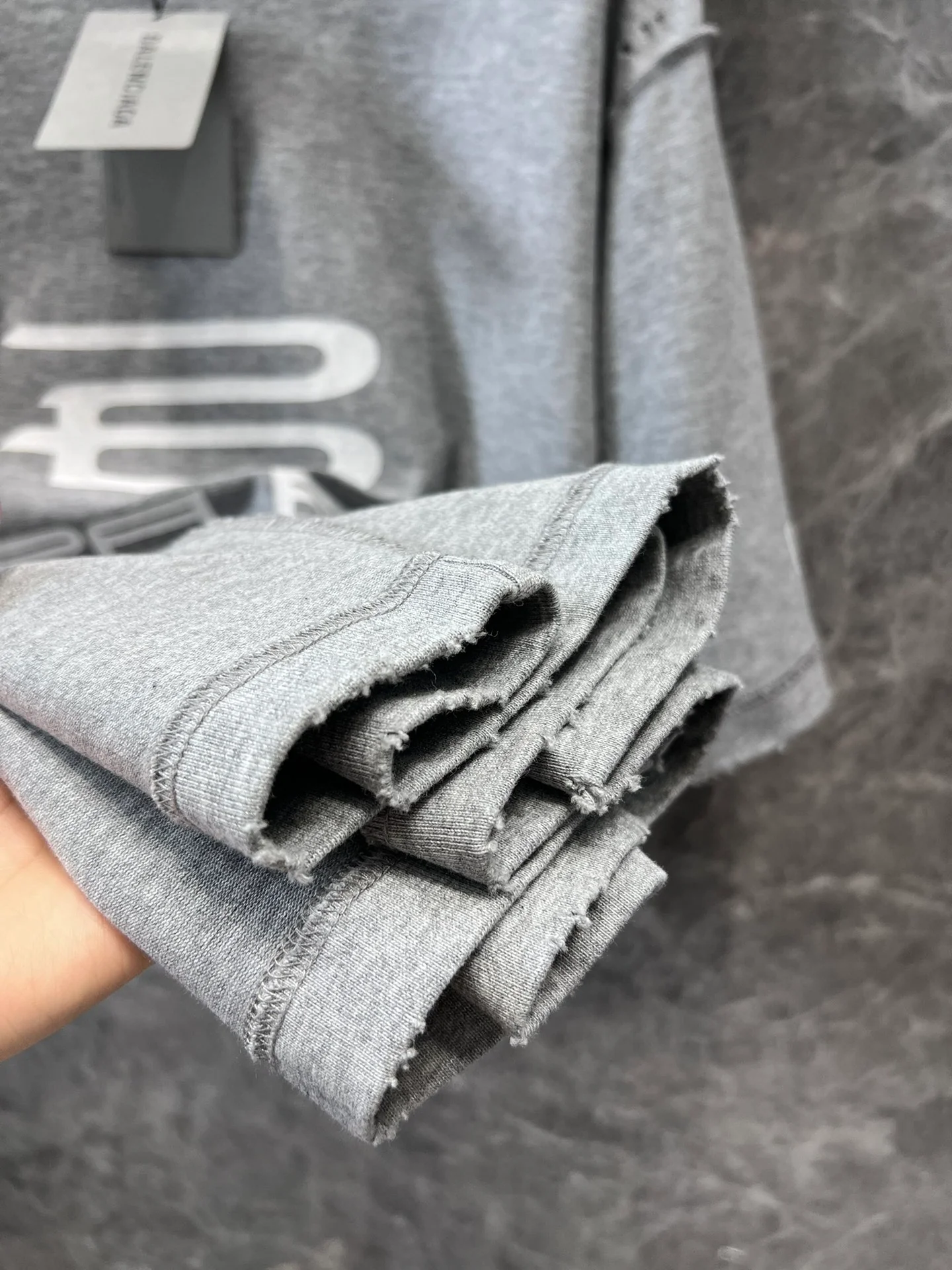 Balenciaga 2404-24ss Весна/Лето Новая футболка с коротким рукавом и круглым вырезом из искусственной кожи с принтом AI Synthetic Print Letter - Серая