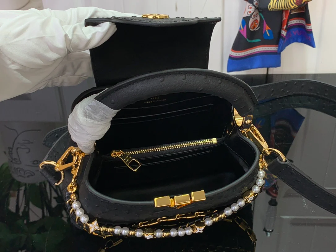 Сумка LV Capucines BB из кожи с жемчужной цепочкой - черная - 1 шт.