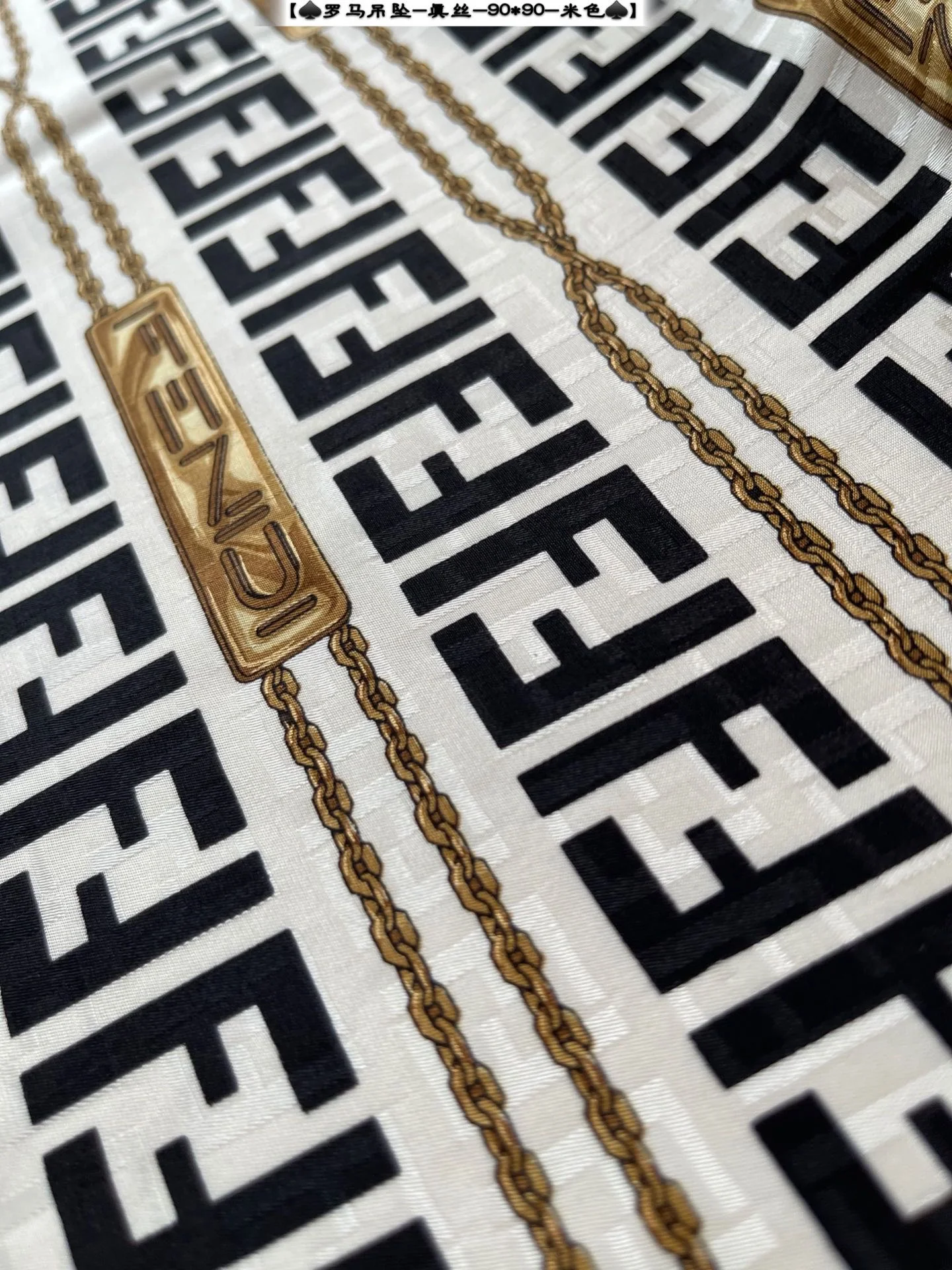 Fendi - Римский кулон с узором FF - Шелковый квадратный шарф