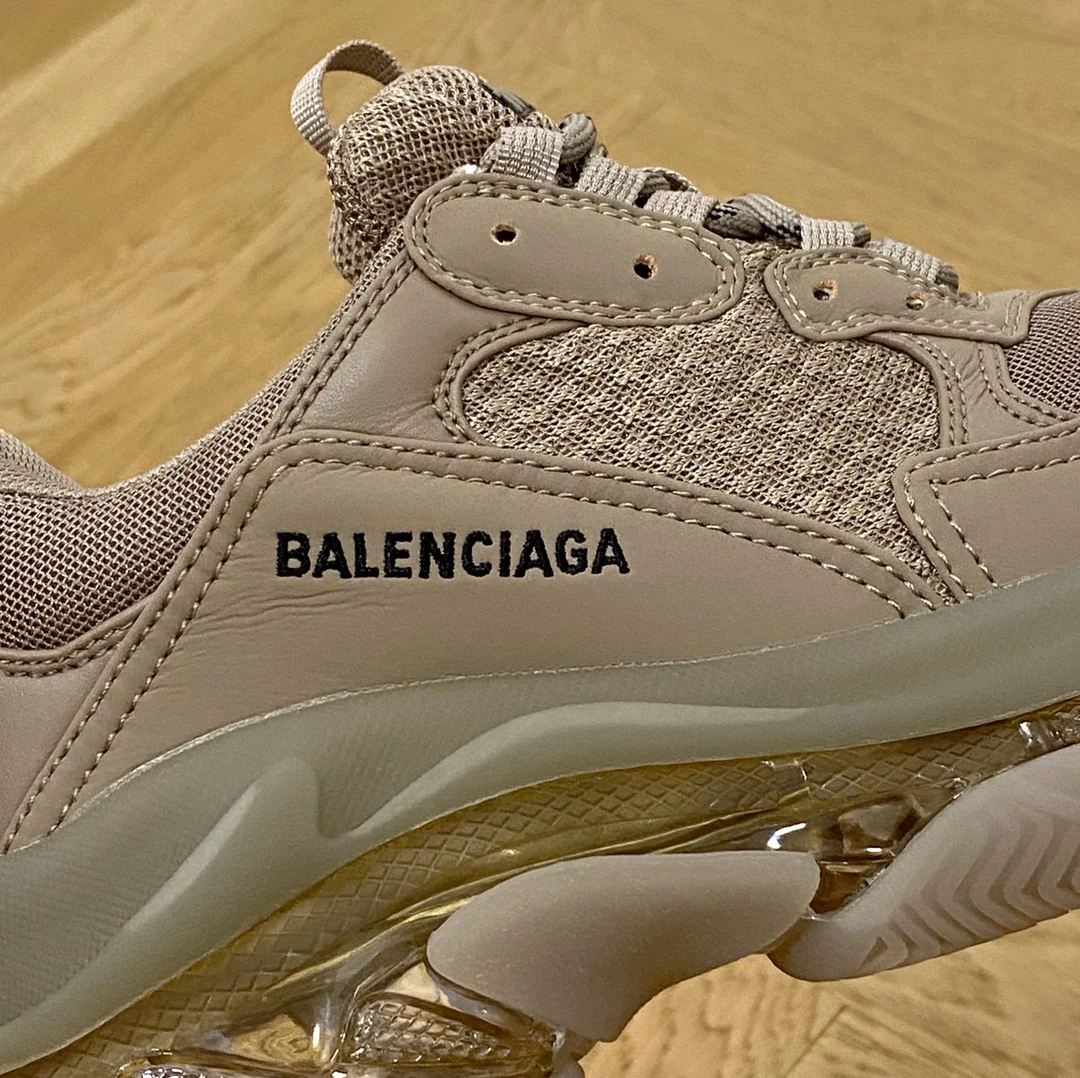 Массивные кроссовки Balenciaga Triples — модель унисекс.
