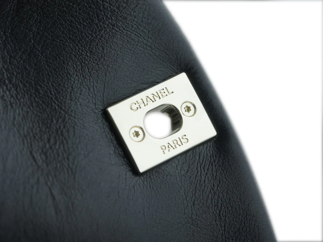 Рюкзак Chanel — черный, из вощеной кожи.