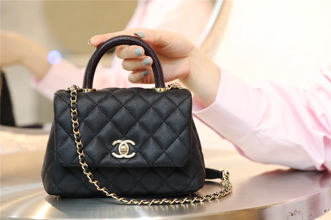 Мини-сумка Chanel Coco Handle - черная кожа Coco с узором в виде шариков - ремешок из кожи ящерицы цвета зизифуса - пряжка из светлого золота