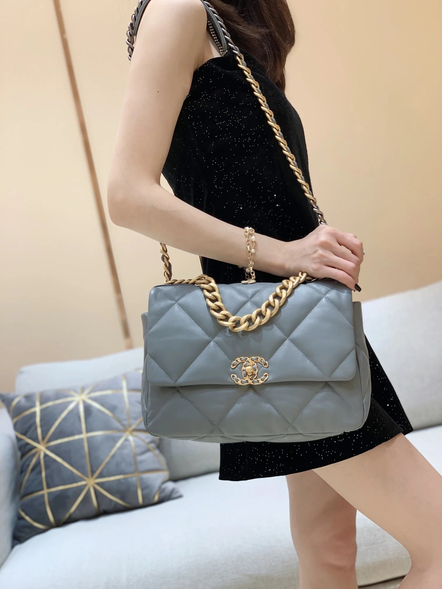 Сумка Chanel 19 — серая с золотой фурнитурой — средний размер