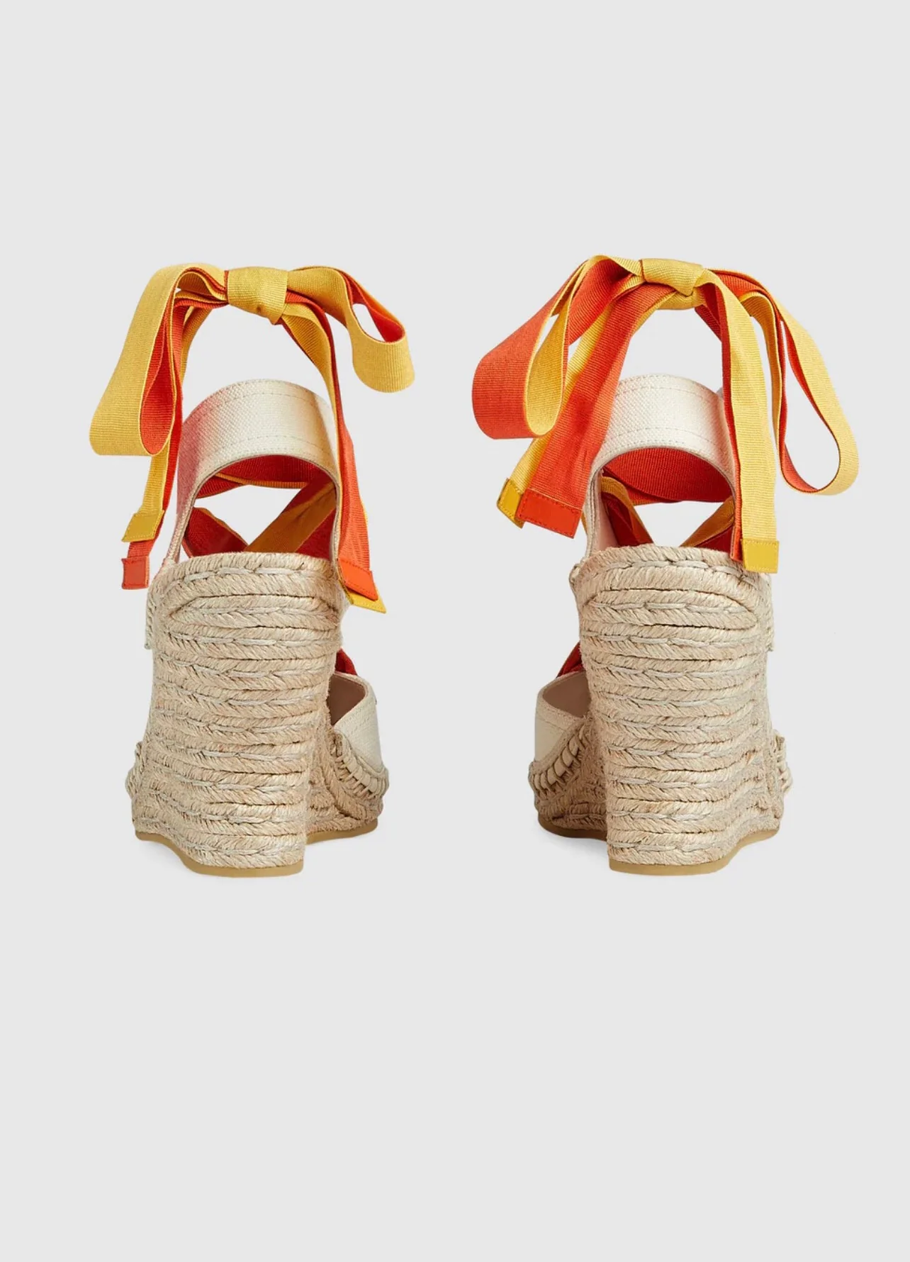 Новинка весны 2023 года от Gucci - Соломенные сандалии на танкетке - Белые