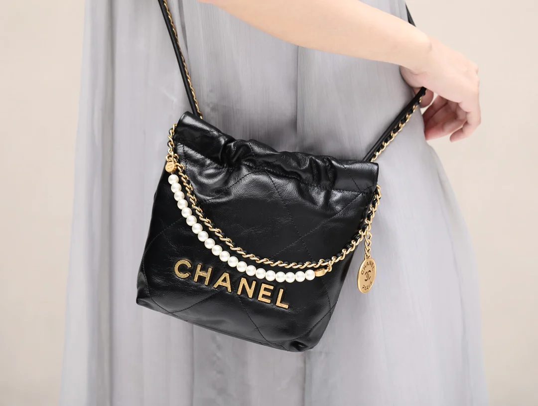 Новинка сезона весна/лето 2023 от Chanel - сумка 22 - мини - черный жемчуг - Фотографии в действии - 1
