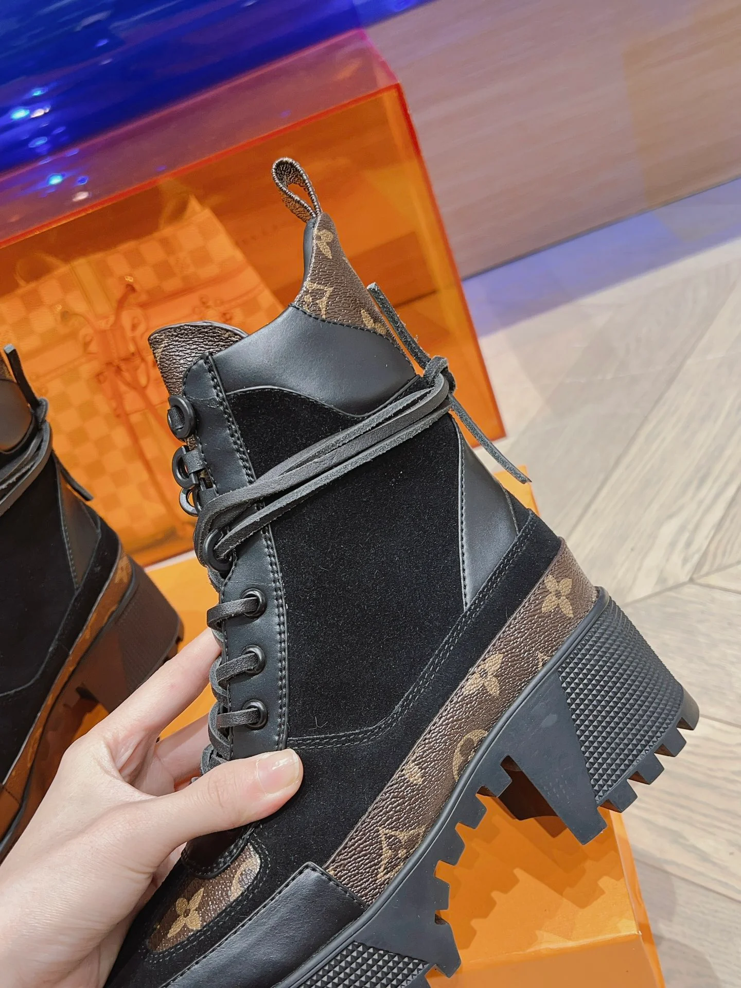 Новинка осенне-зимней коллекции LV 2023 — Ботинки Мартин на высоком каблуке из черной замши.