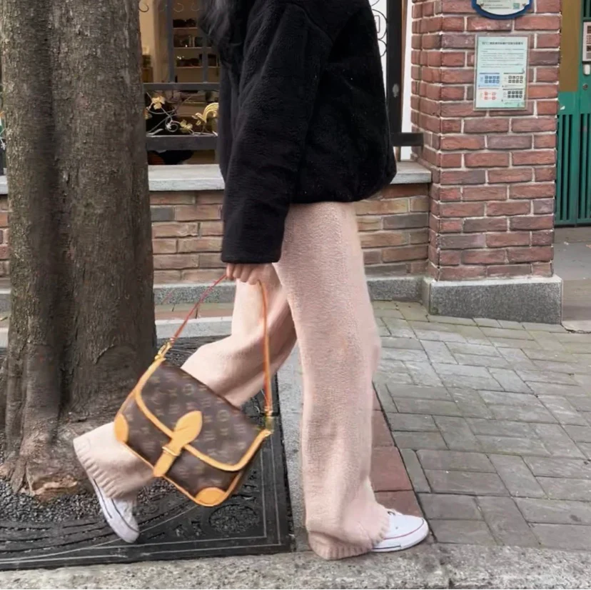 m45985-LV-diane-handbag-on-body photo