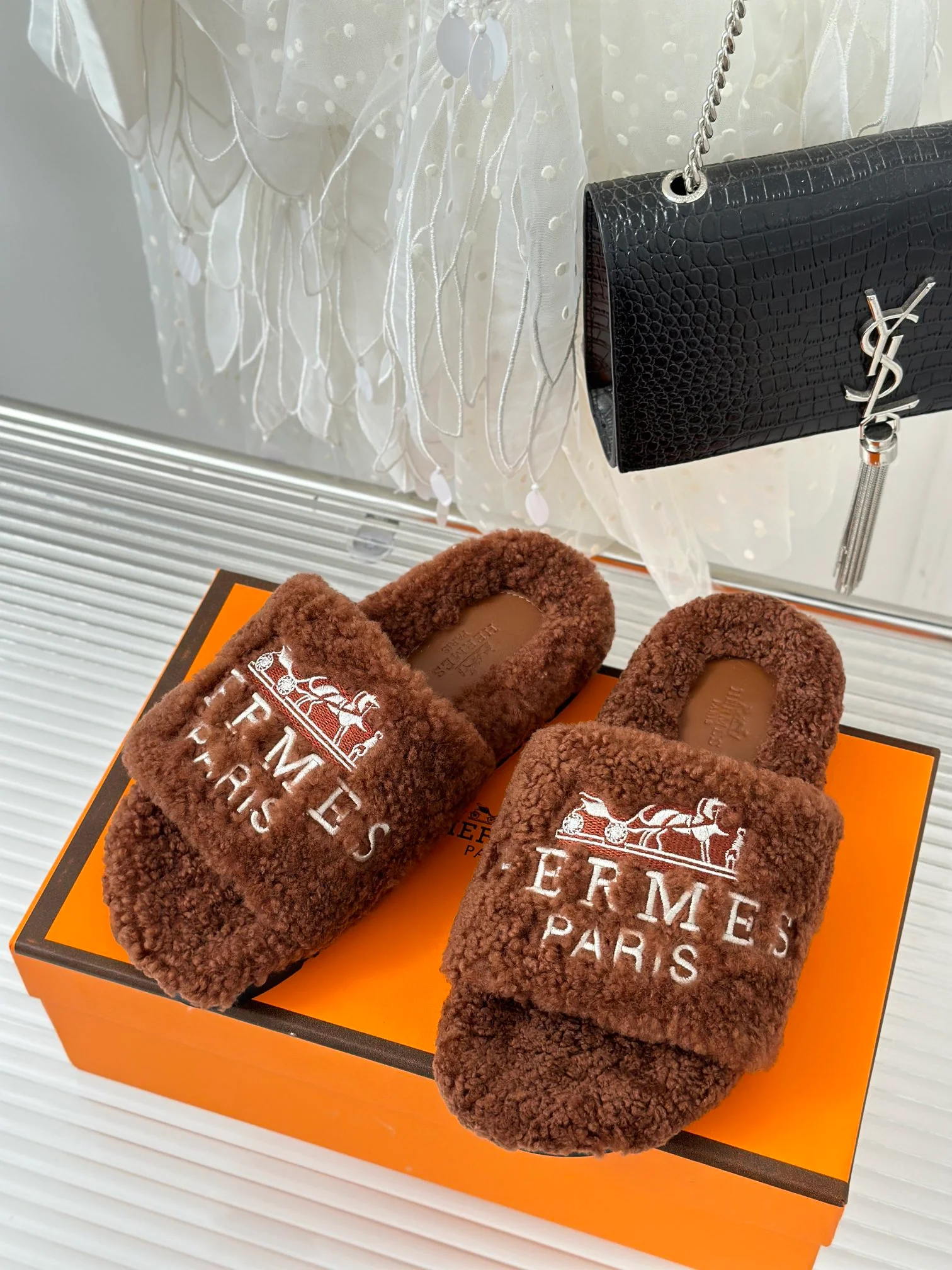Новинка осенне-зимней коллекции Hermes 2023 — Меховые тапочки — Кофейный цвет