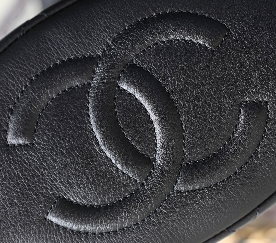 Пре-осенняя коллекция Chanel 2023 — рюкзак Métiers d'Art Letter