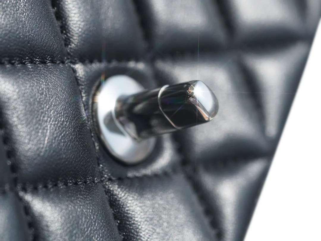 Мини-сумка Chanel CF 20 см из черной овечьей кожи с серебряной застежкой