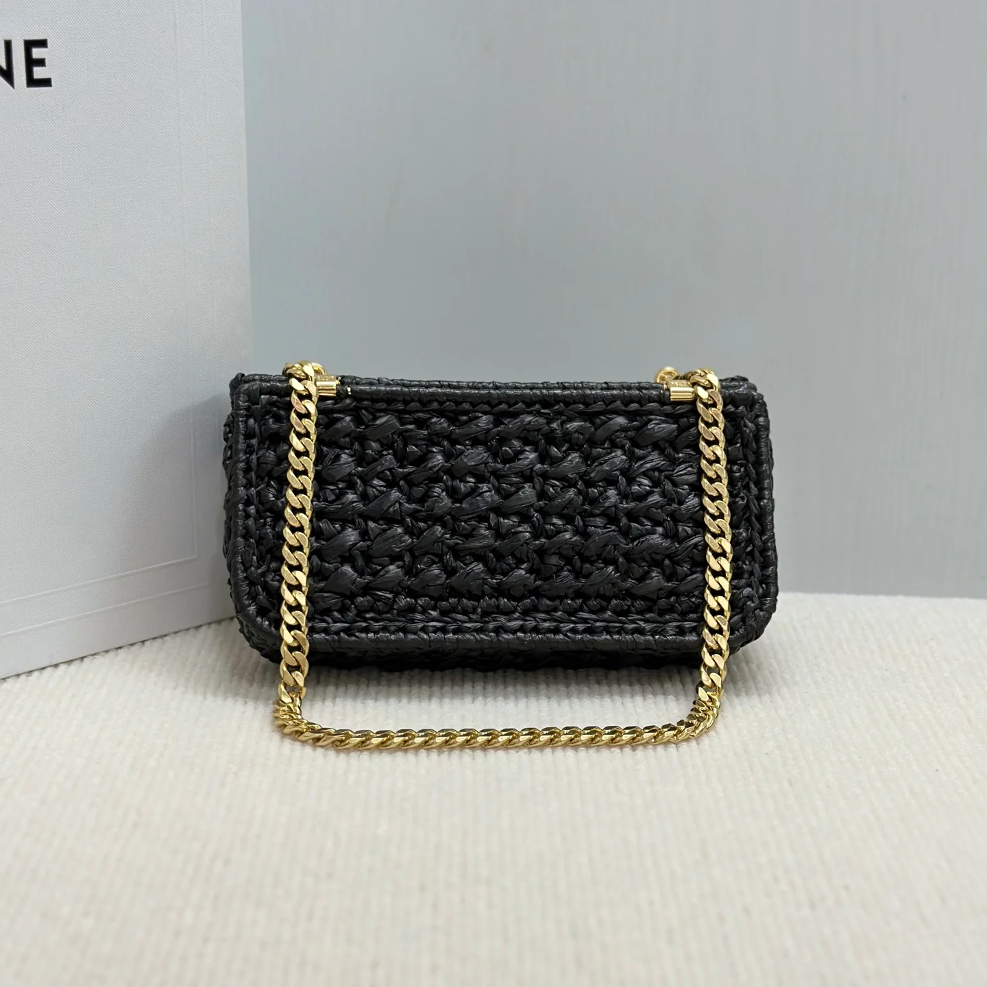 Сумка Celine Triomphe с плетеной цепочкой через плечо