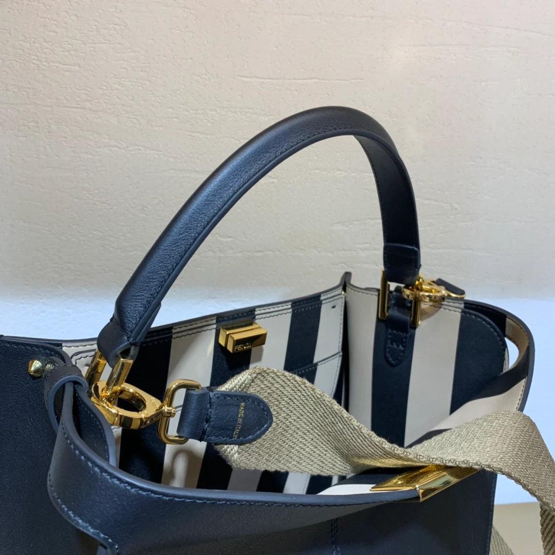Сумка Fendi Peekaboo Lite Medium из черной кожи.