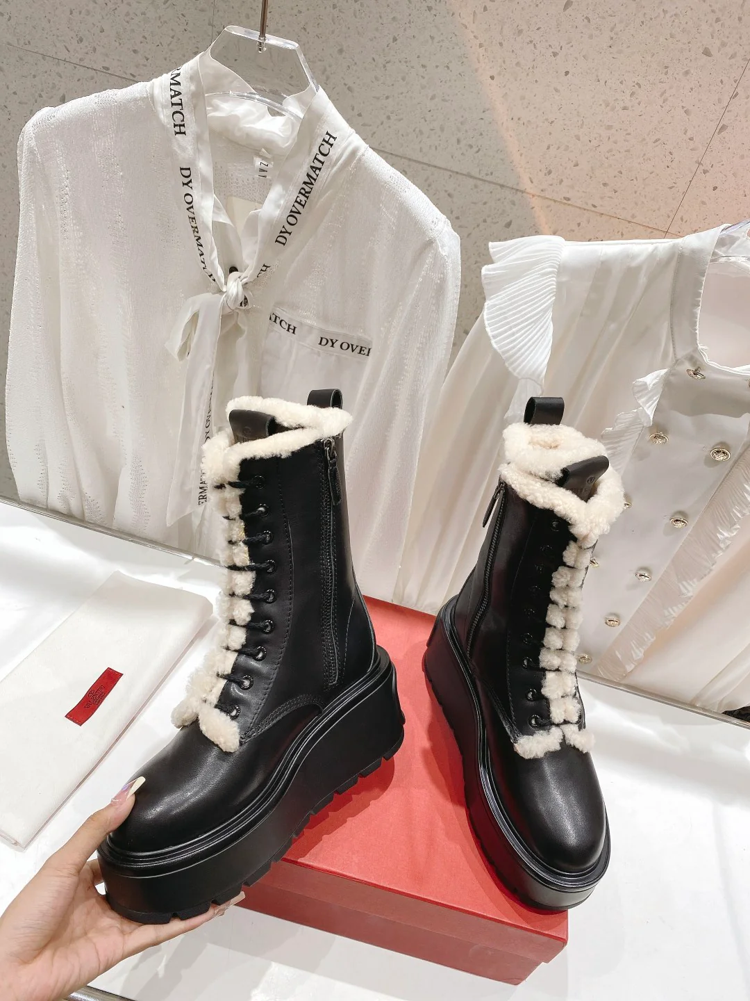 Ботильоны Valentino на платформе до середины икры с подкладкой из овчины — черные