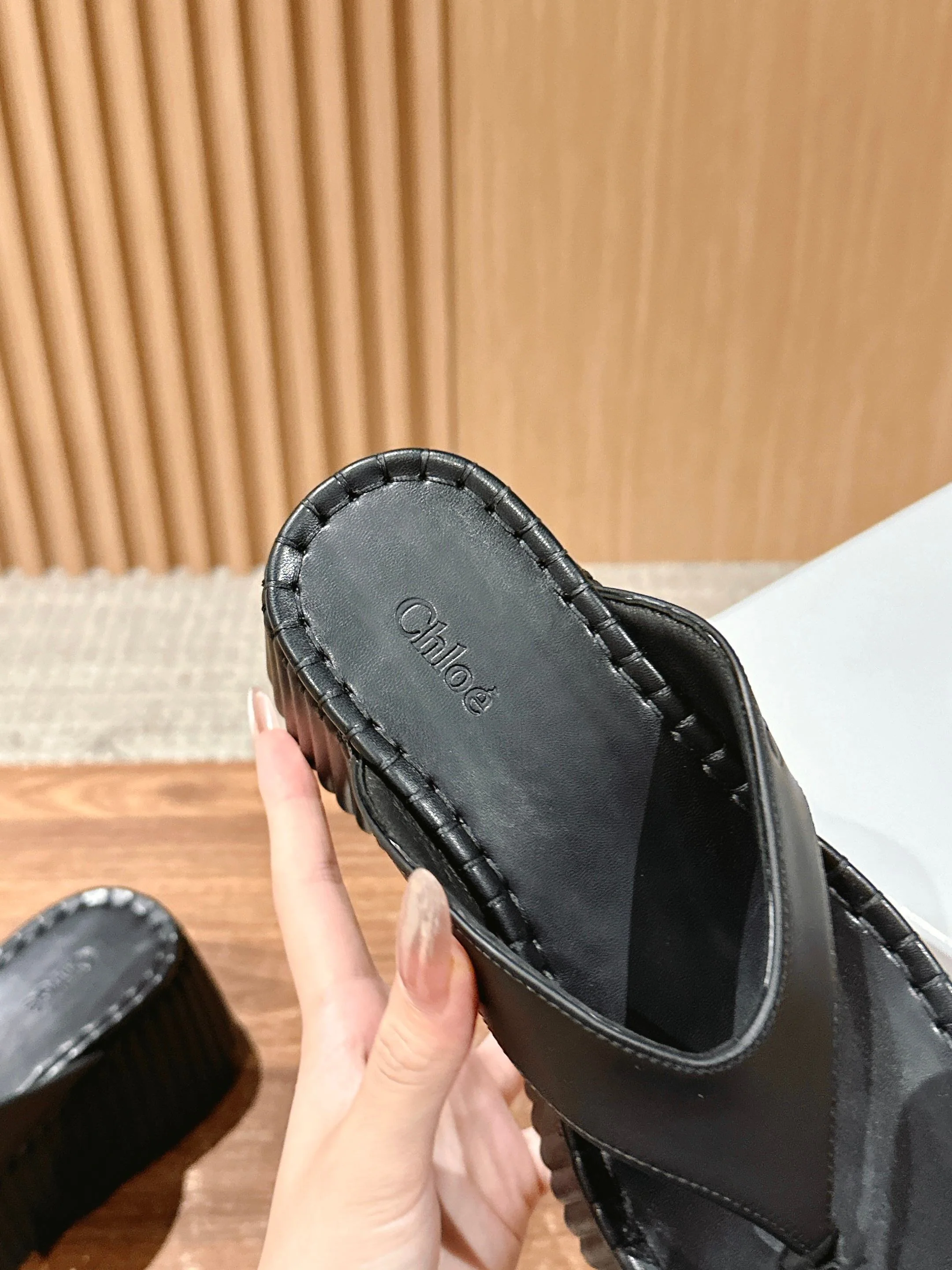 Шлёпанцы на платформе Chloe - чёрные