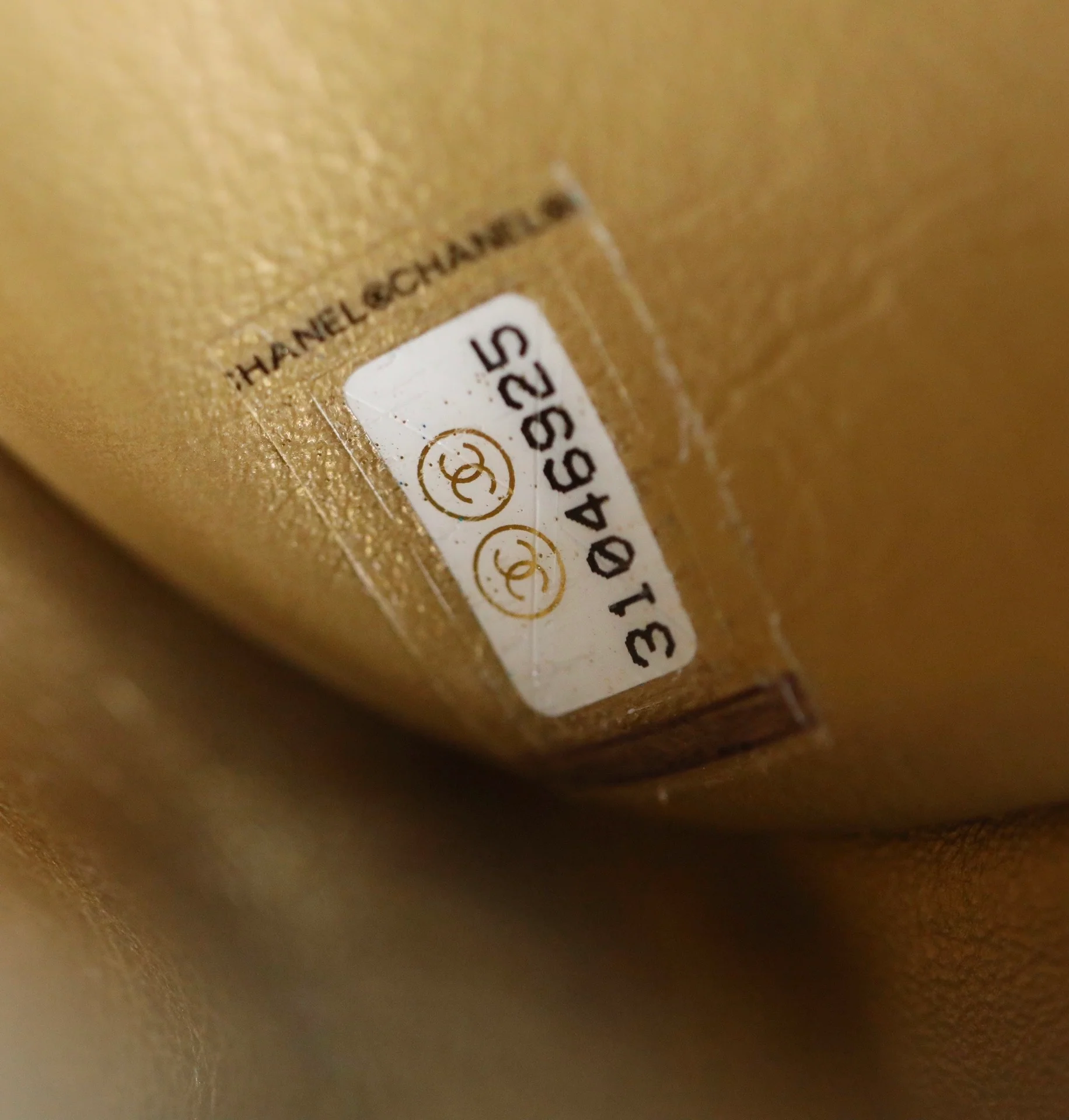 Chanel - Золотая сумка-клапан с шариком из углеродного волокна - Белая