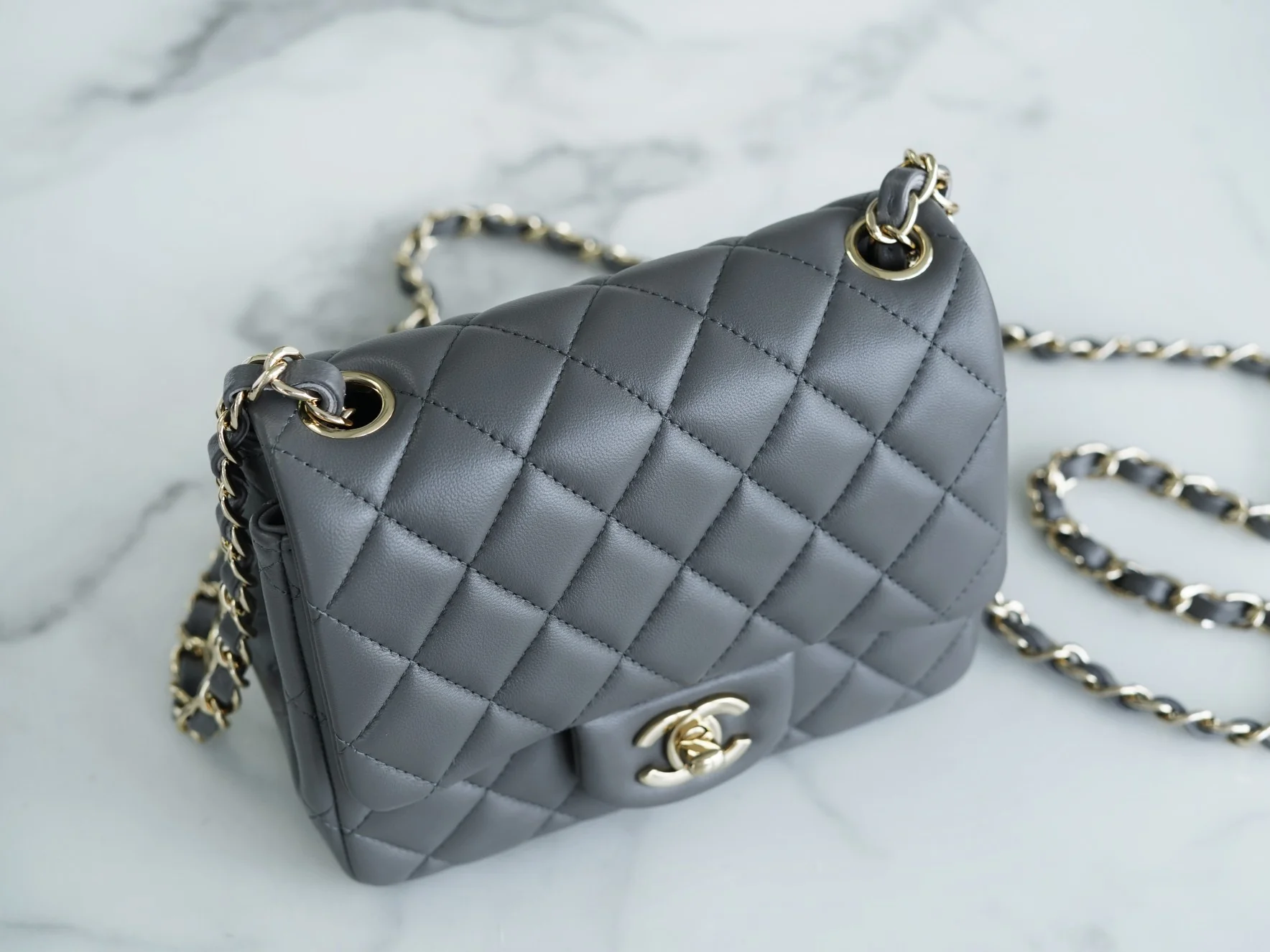 Часы Chanel CF Square Fat Man - 18 см - темно-серые, из овечьей кожи, со светло-золотистой пряжкой.