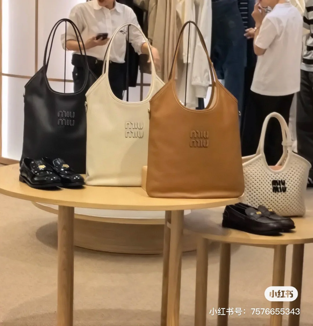 Сумка-хобо Miu Miu Ivy — носить и делиться