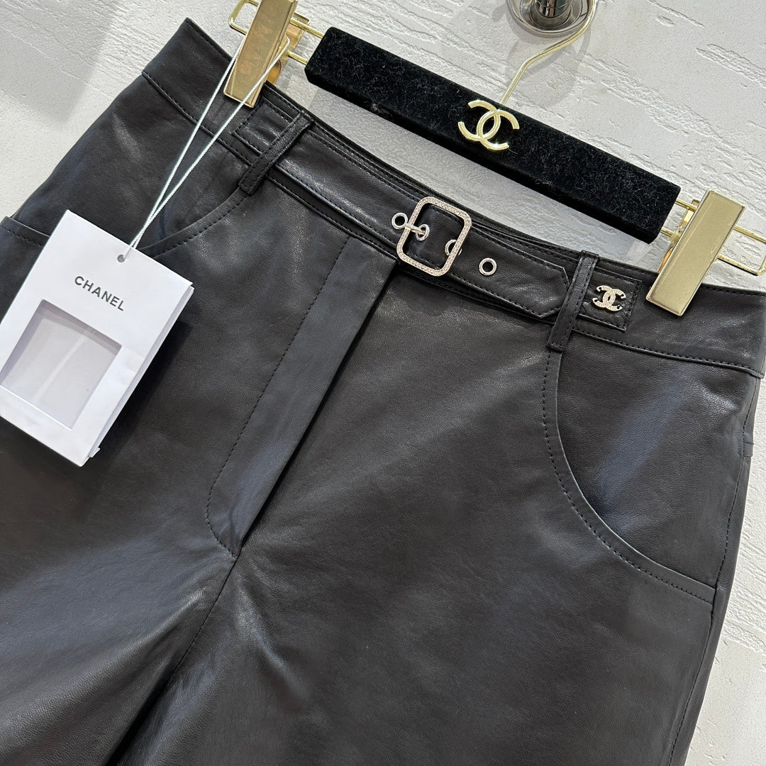 Chanel 2403 — шорты из натуральной кожи в стиле знаменитостей с хрустальной пряжкой.