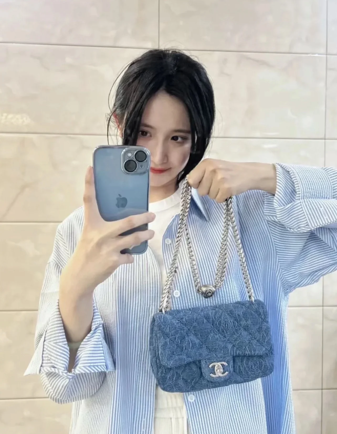 Коллекция Chanel Весна/Лето 2023 - Пряжка в виде сердца с камелией из денима - Квадратная - Светло-голубая серебристая пряжка - 19 см