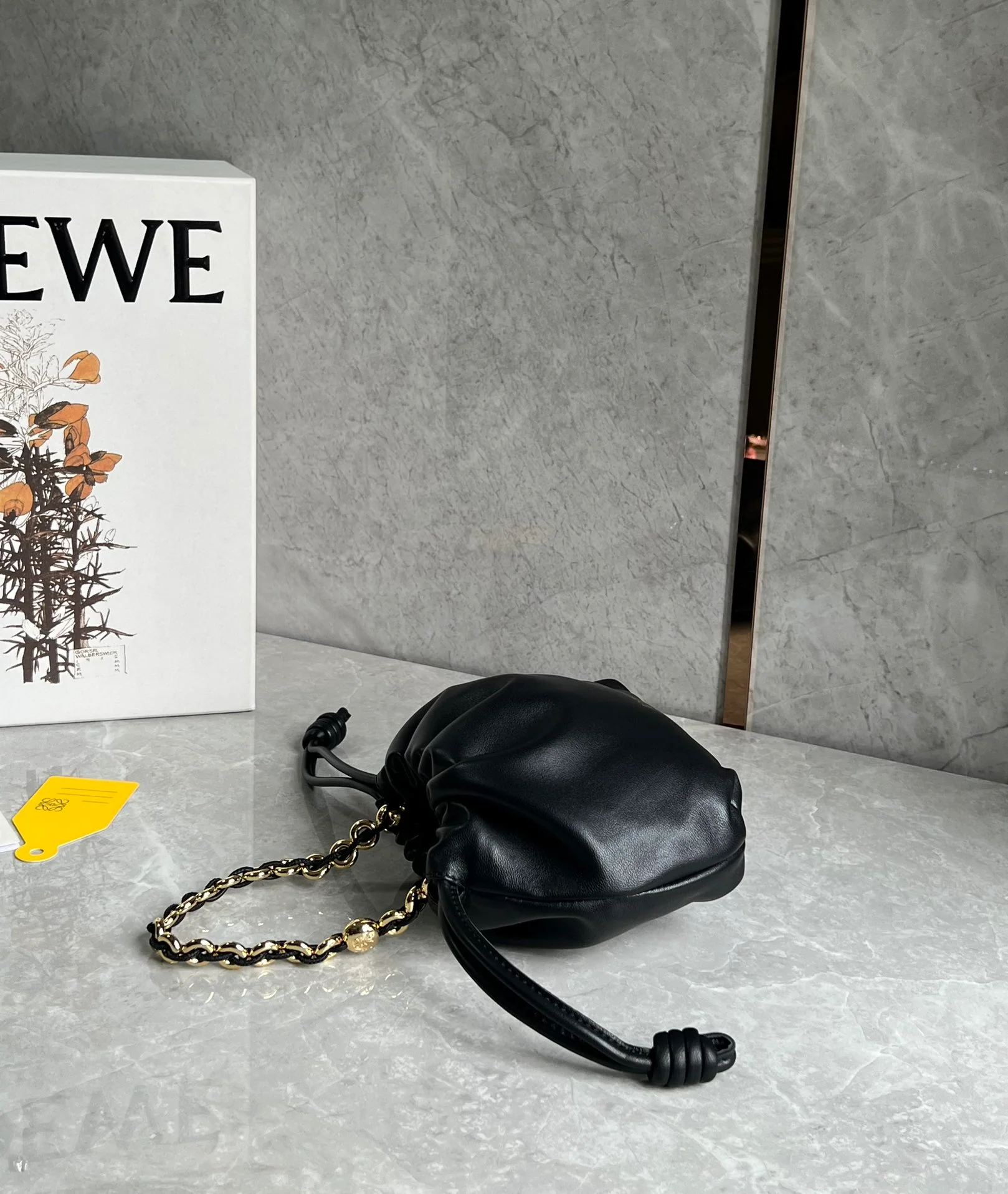 Сумка Loewe Flamenco из овечьей кожи с цепочкой - черная, маленькая.