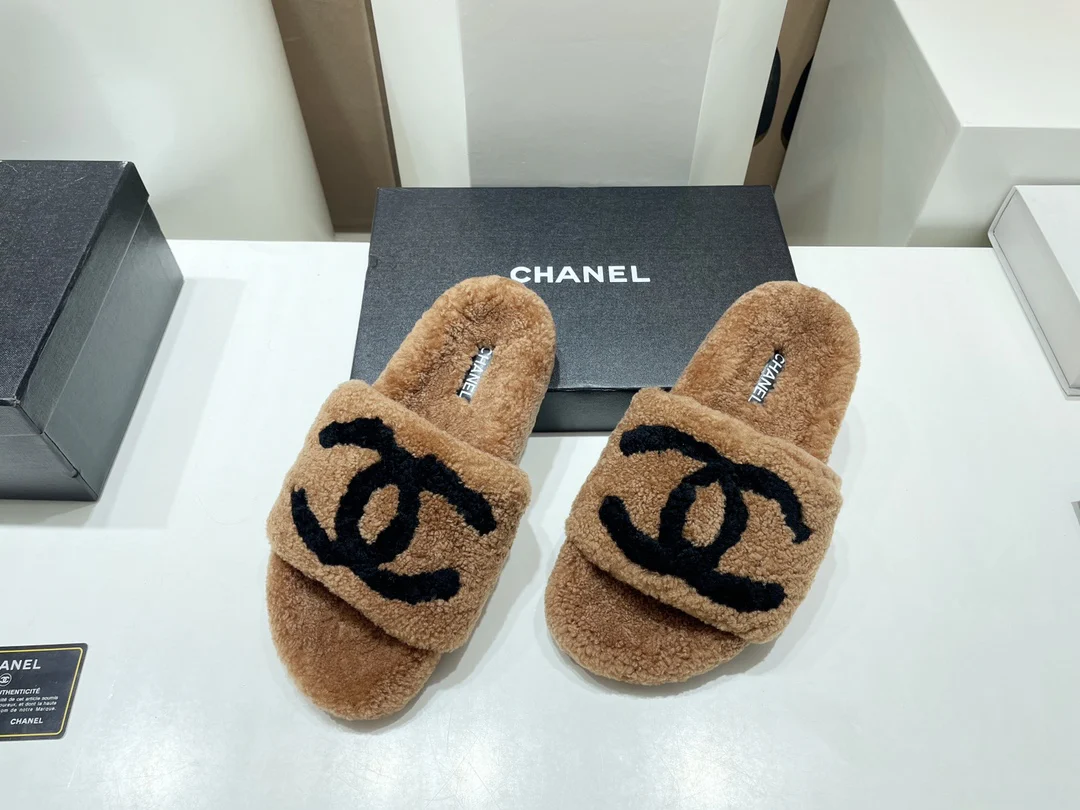 Классические осенние тапочки Chanel 2022 года из овечьей шерсти, бестселлер – коричневые.