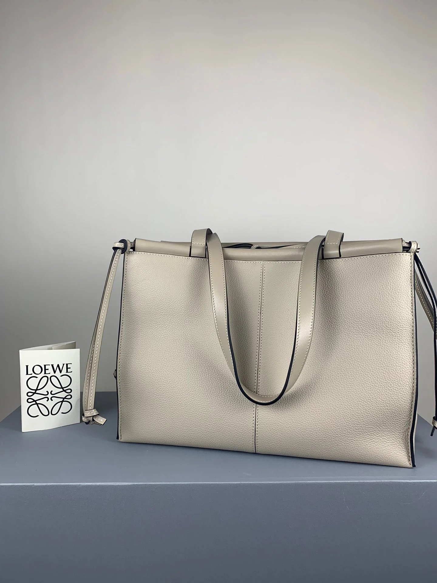 Сумка-тоут Loewe из телячьей кожи, белая.