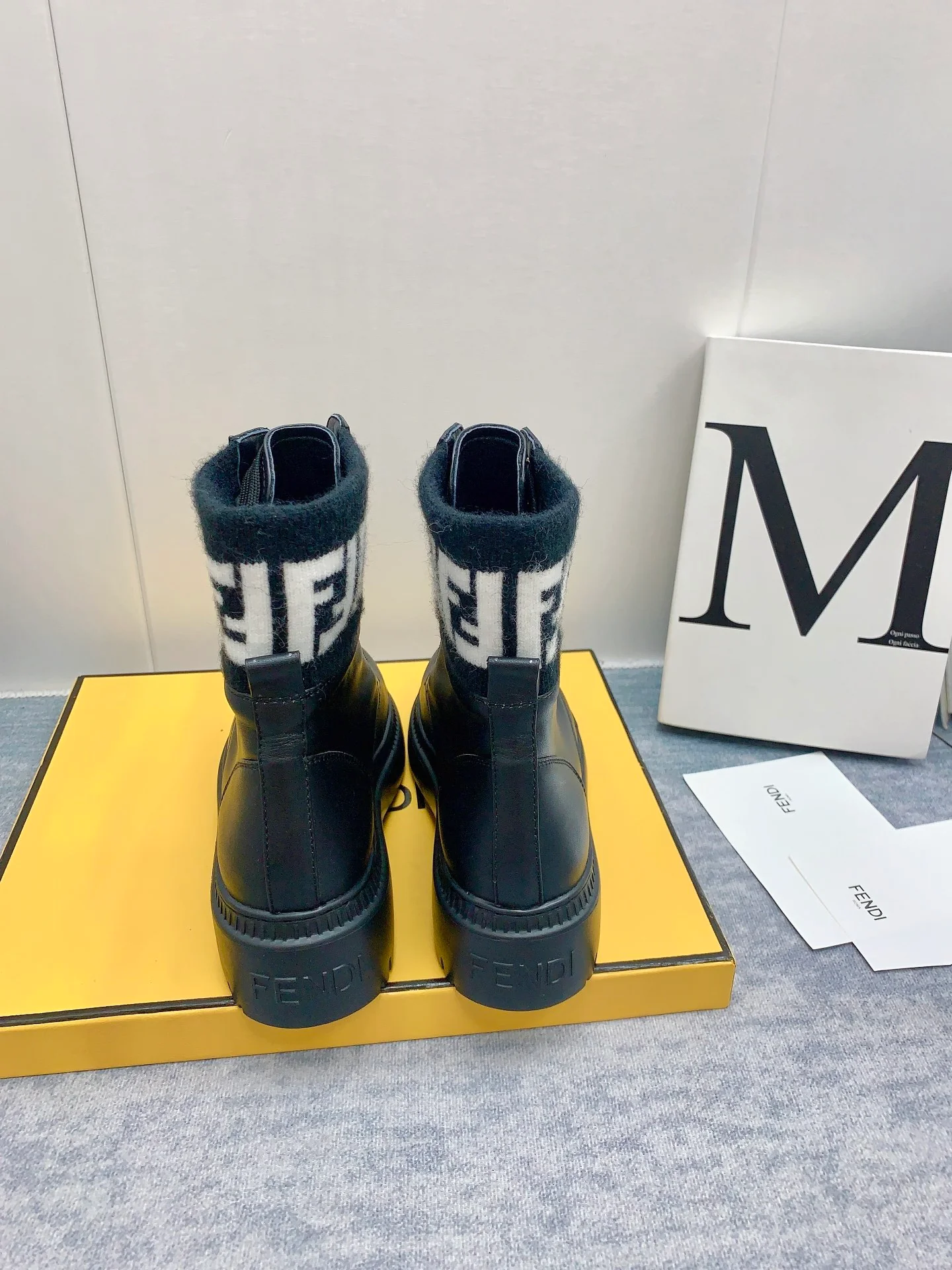 Новинка сезона осень/зима 2023 от Fendi - Ботильоны с монограммой - Черно-белые